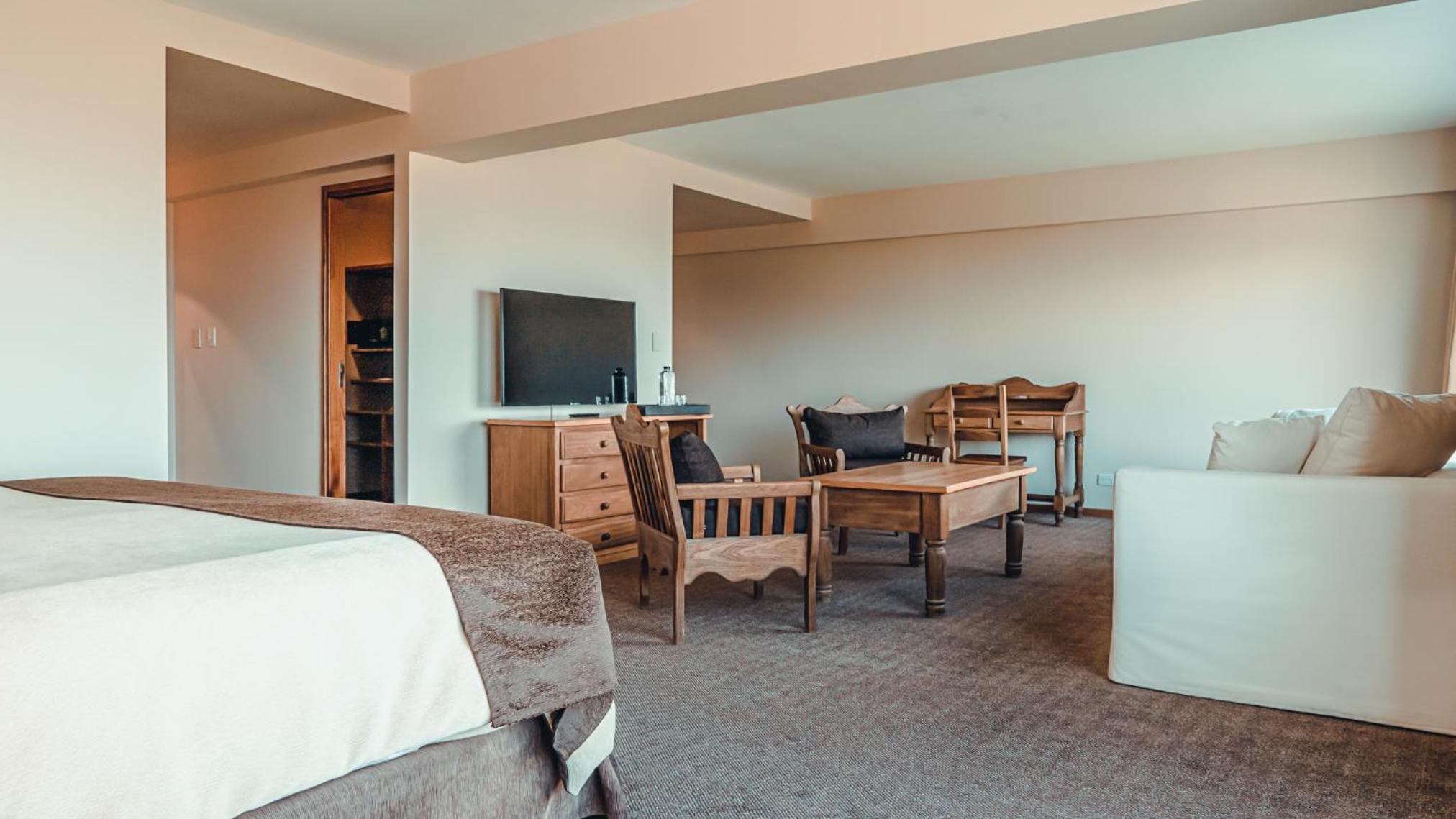 Junior King Suite with Glacier View