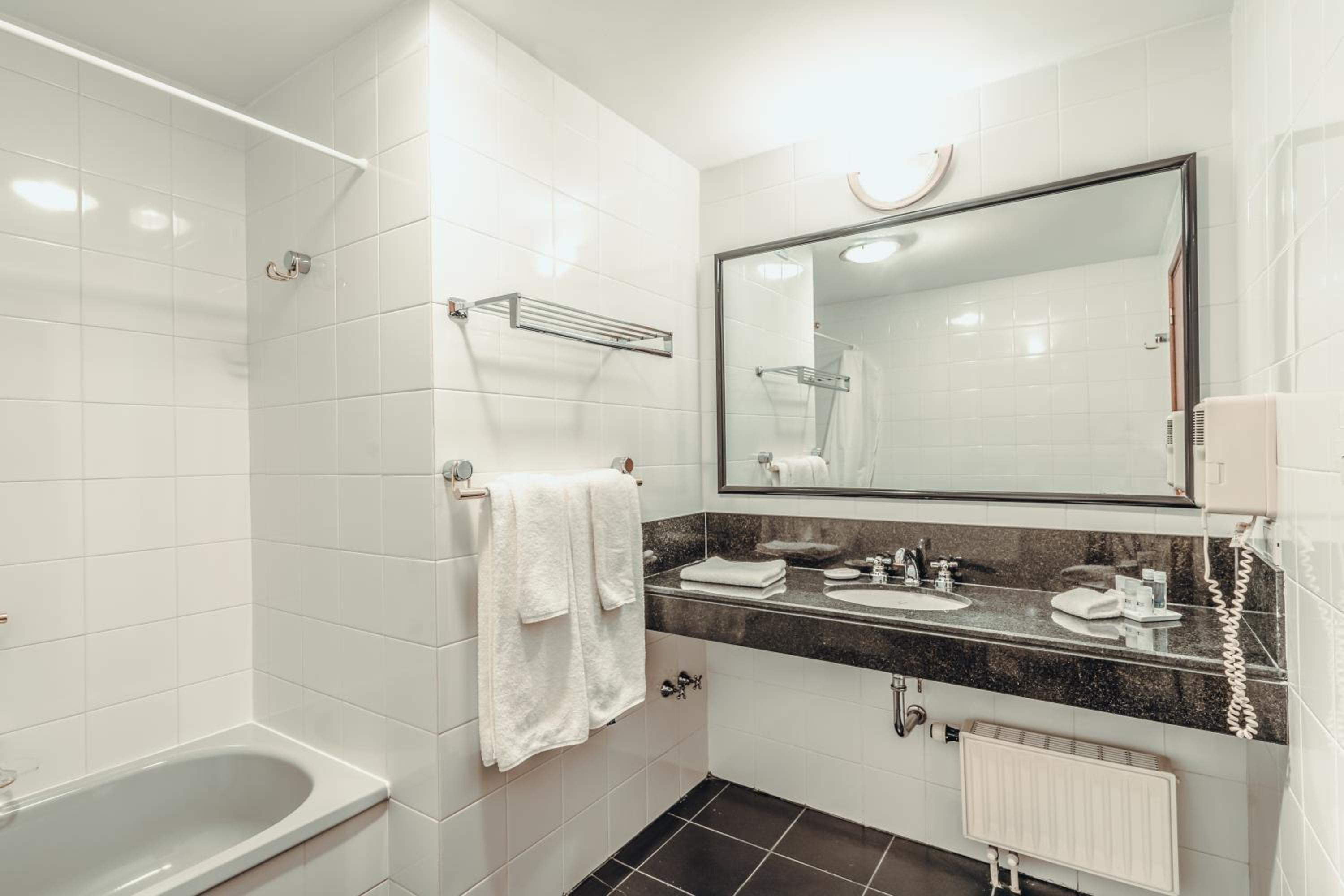 Junior King Suite with Bay View thumbnail 6