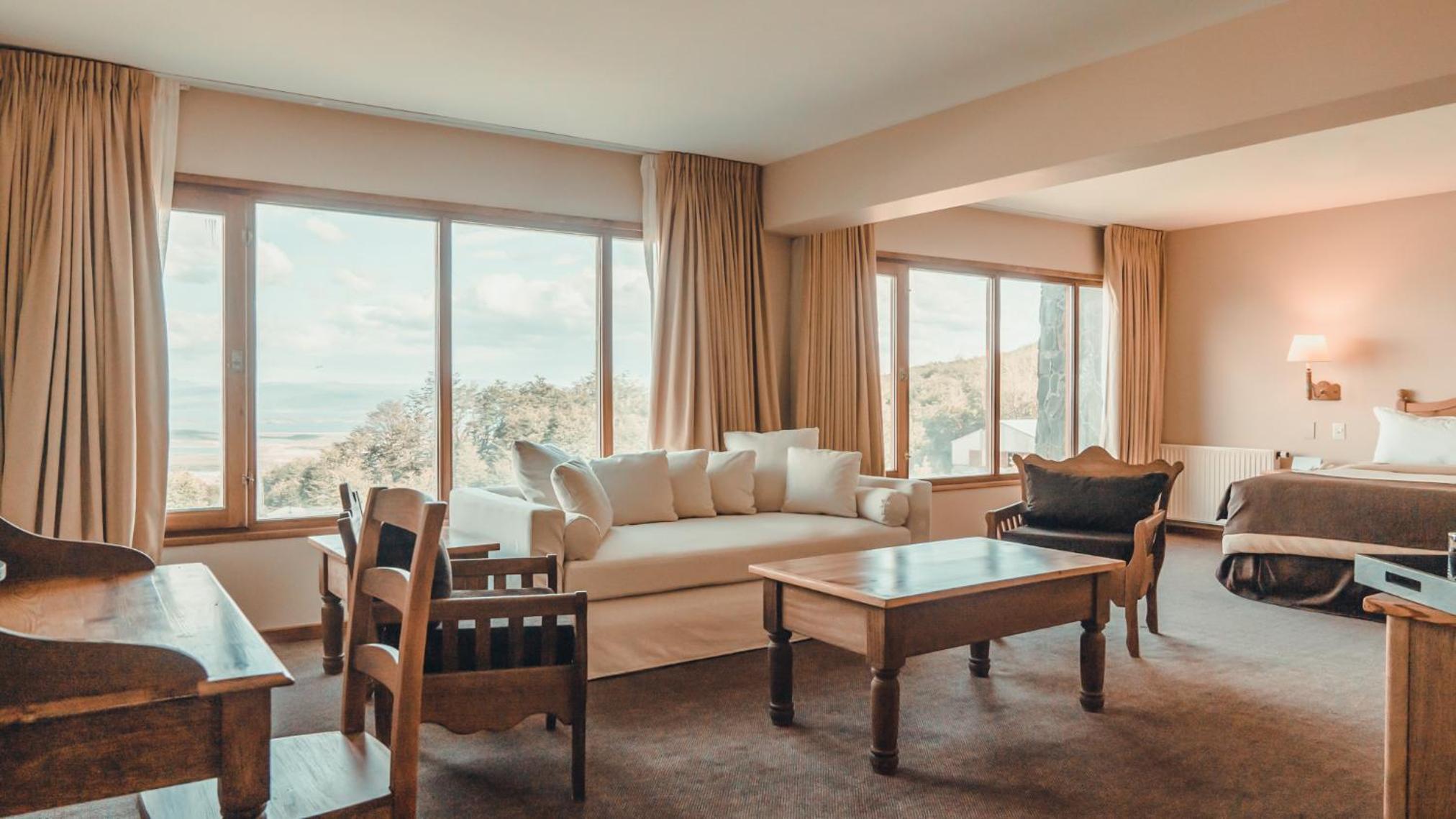 Junior King Suite with Bay View thumbnail 5