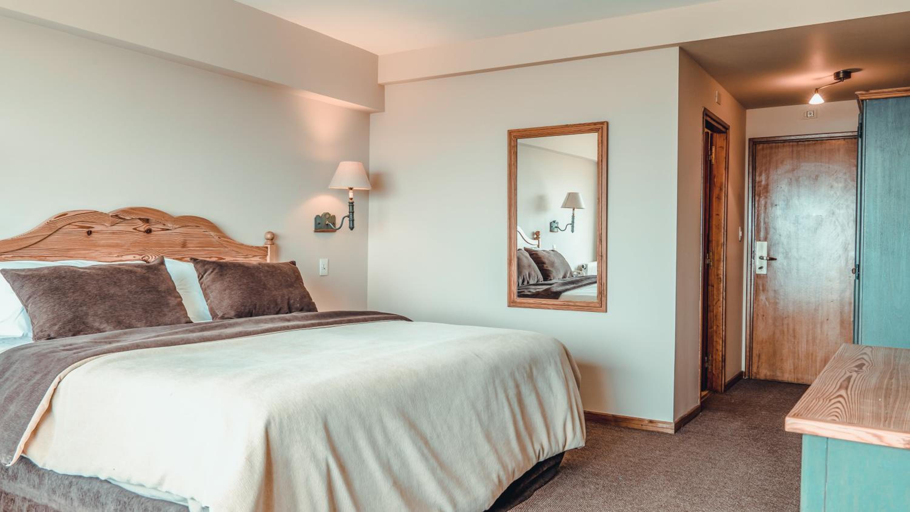 Standard King Room with Glacier View thumbnail 5