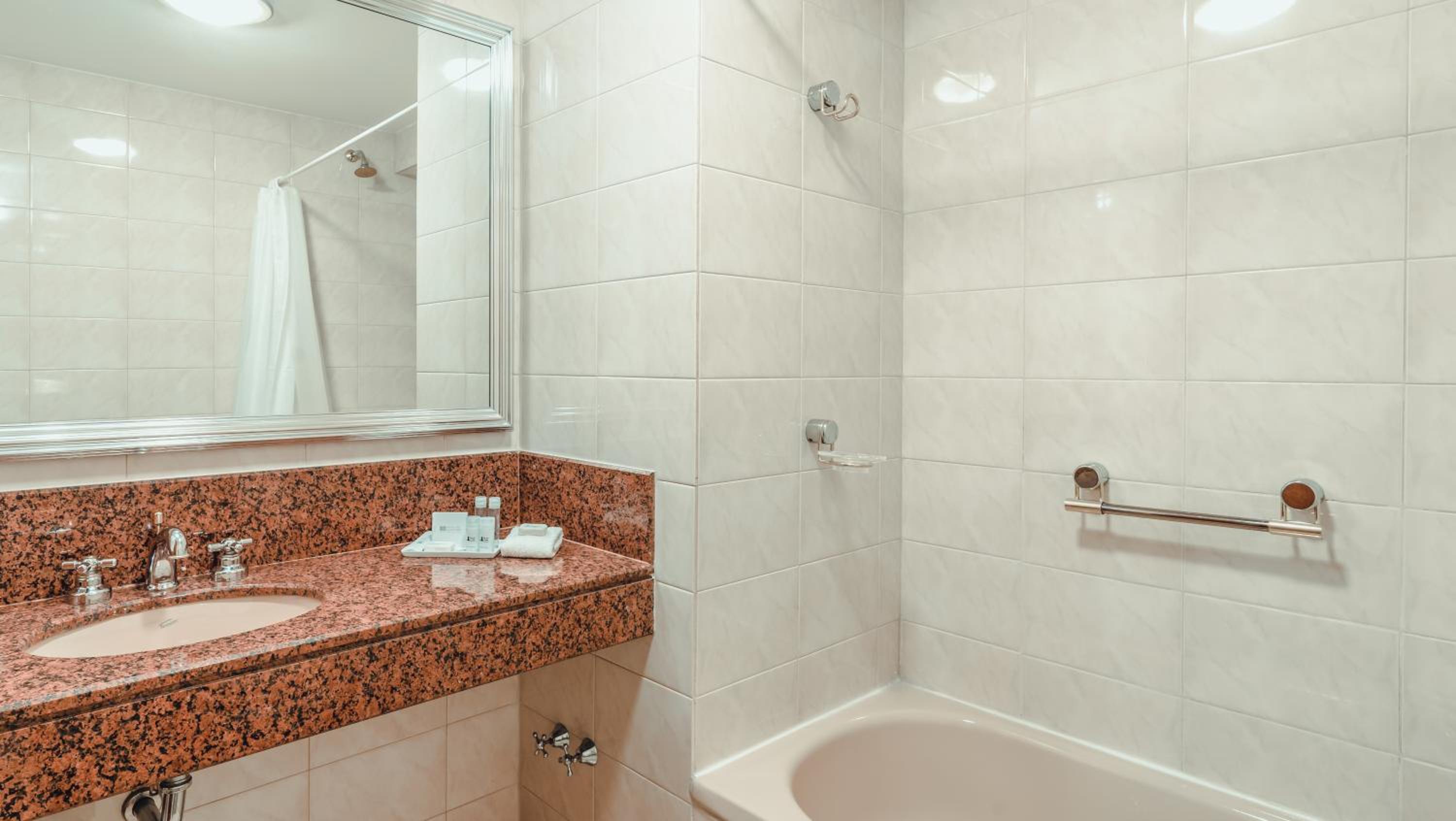 Standard Twin Room with Glacier View thumbnail 5