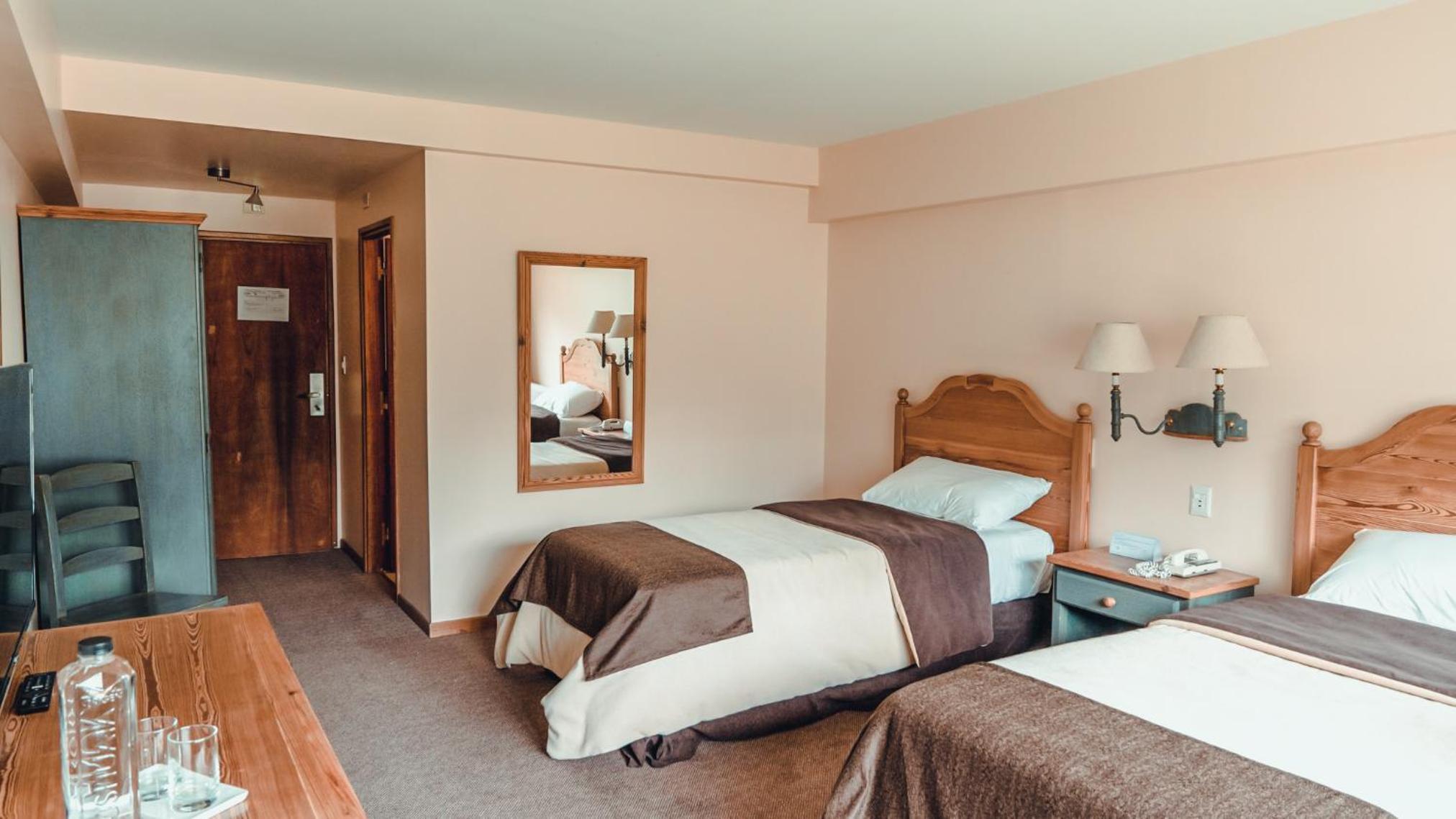 Standard Twin Room with Glacier View thumbnail 6