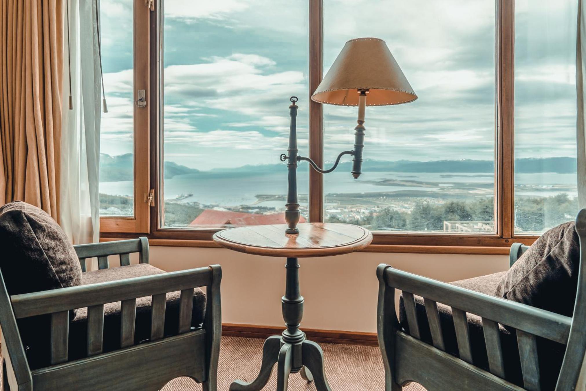 Superior King Room with Glacier View - Non-Smoking thumbnail 5