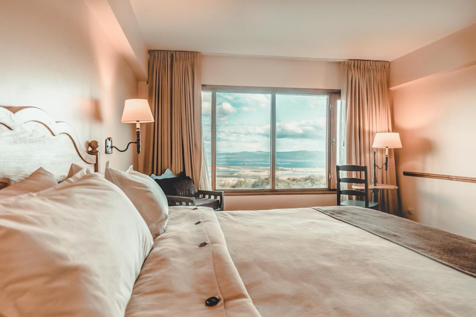 Standard King Room with Glacier View