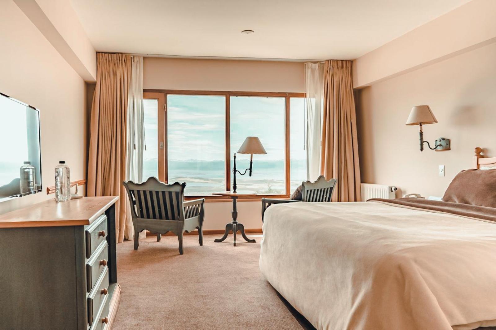 Standard King Room with Glacier View
