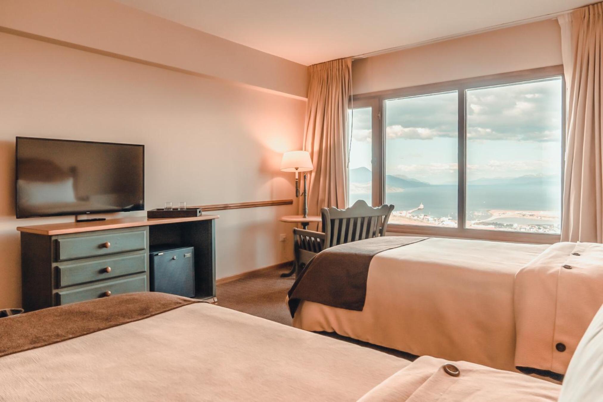Superior Twin Room with Bay View thumbnail 5