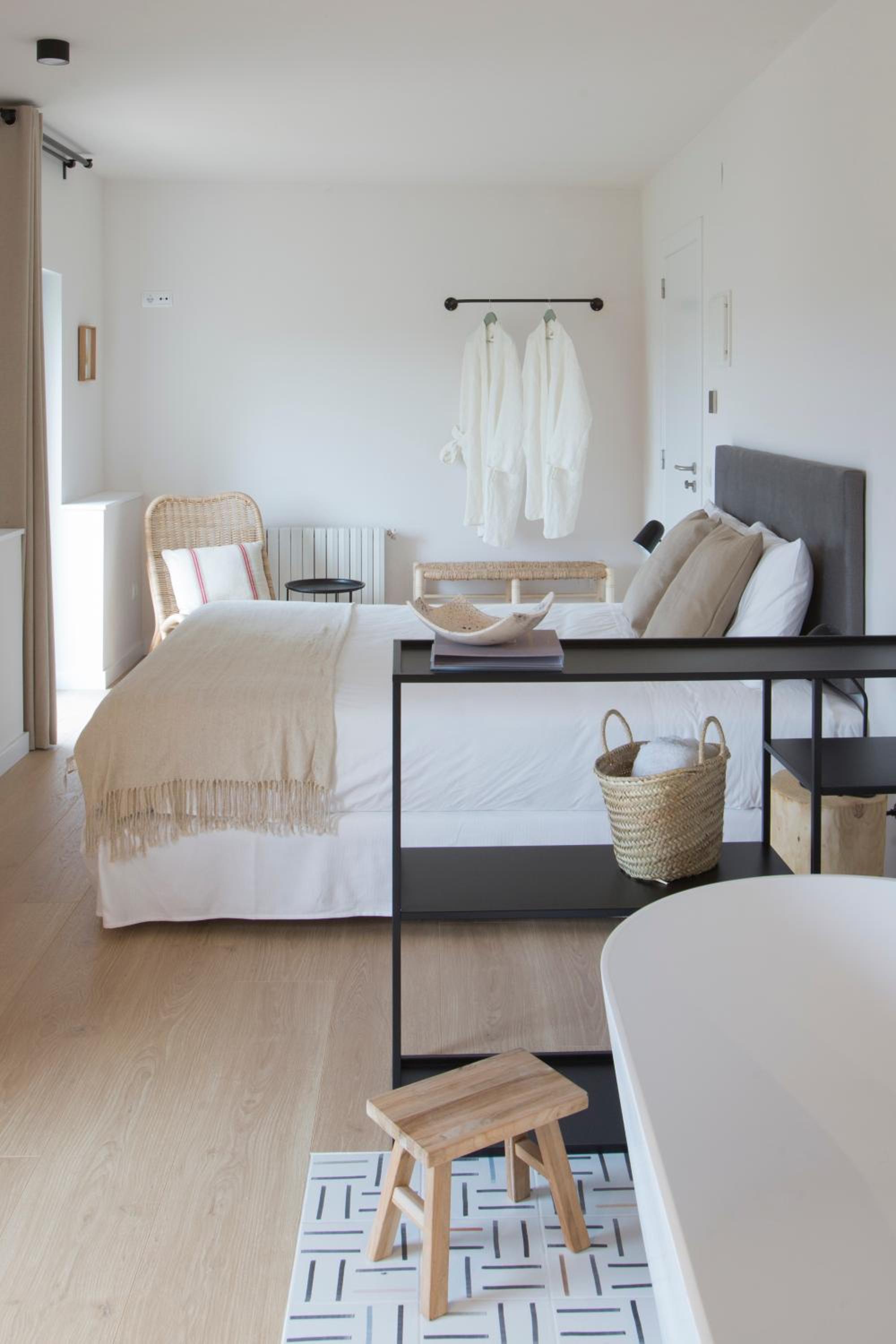 Deluxe Double Room with Bath - Photo 5