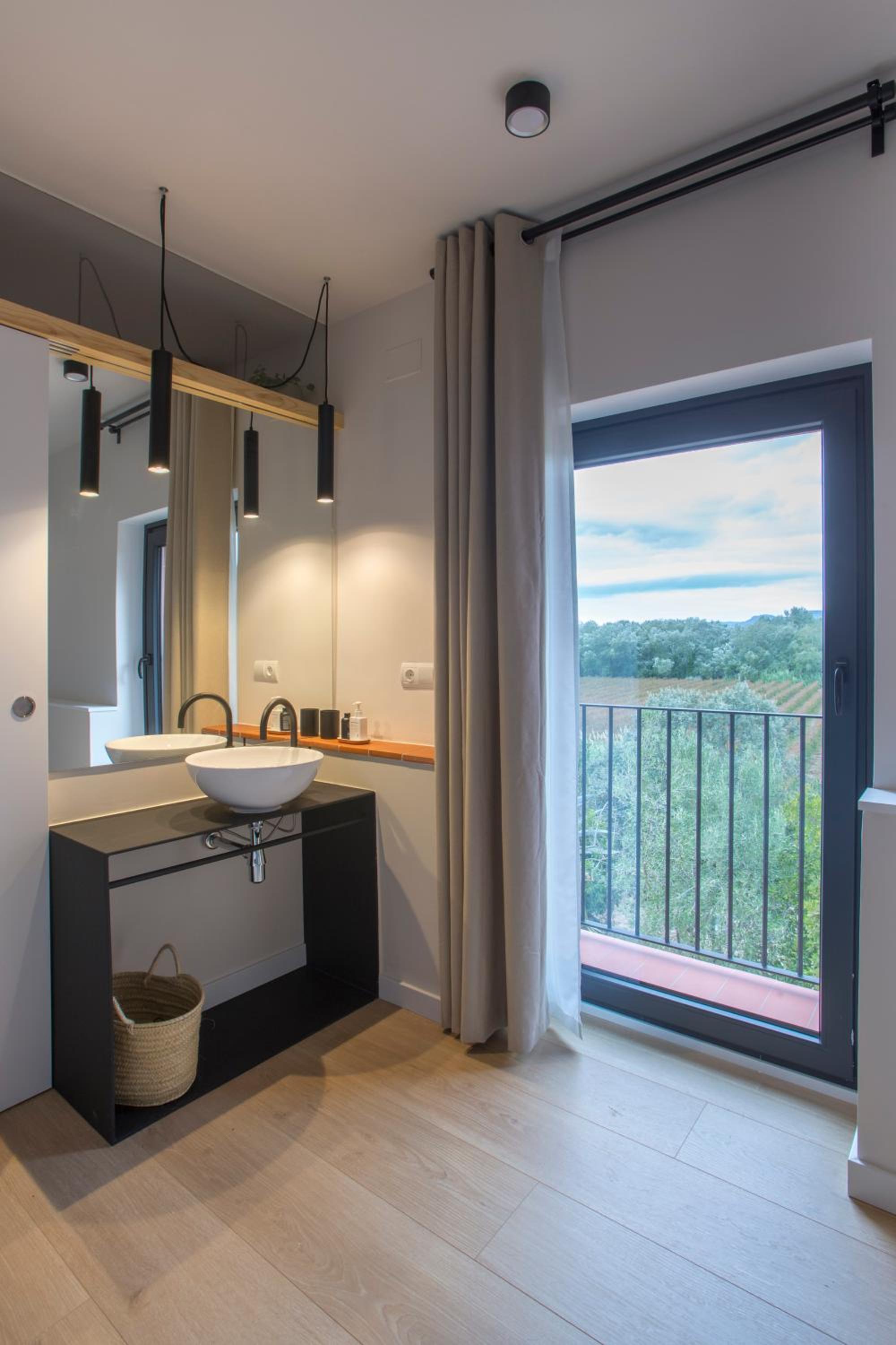 Deluxe Double Room with Bath - Photo 3