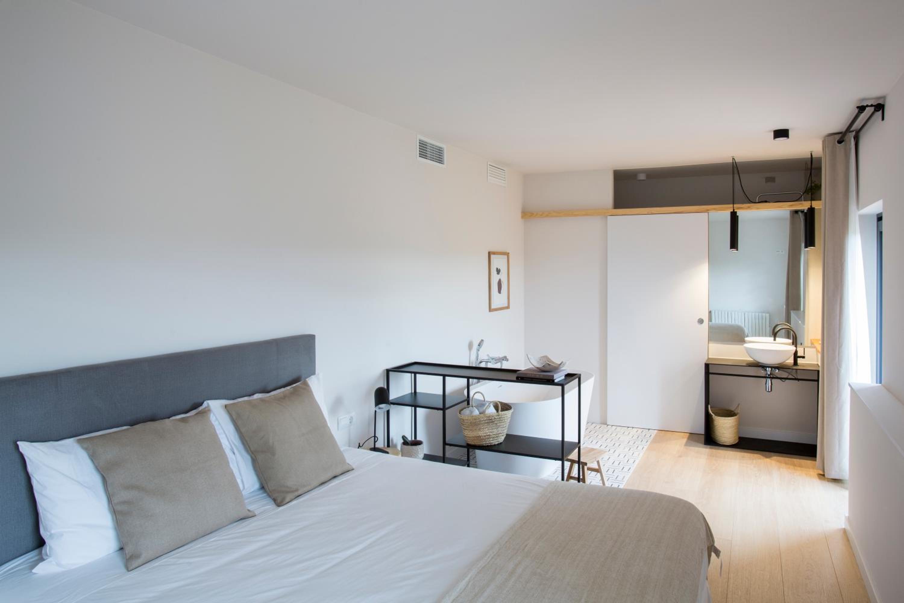 Deluxe Double Room with Bath - Photo 1