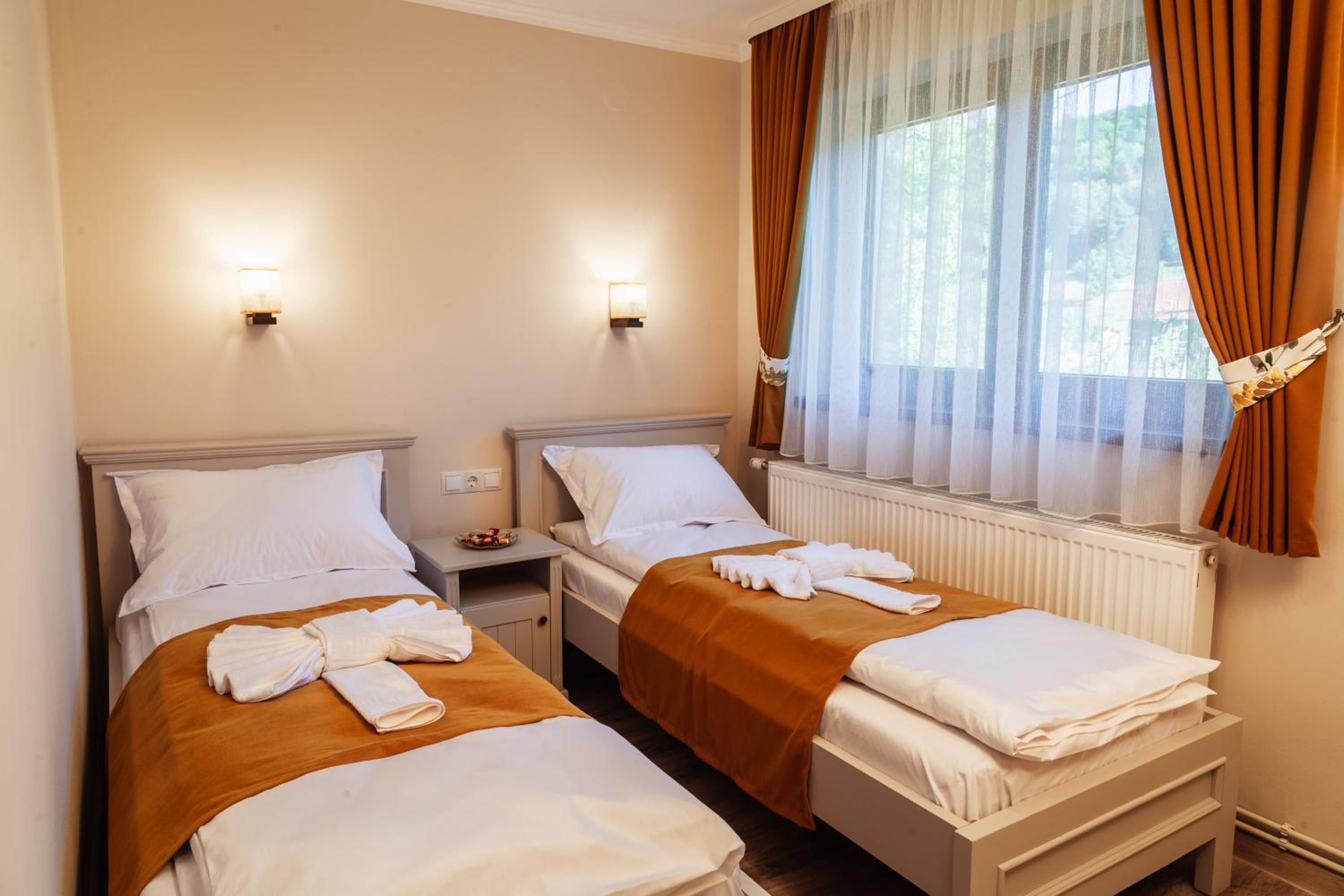Small Twin Room - Photo 1