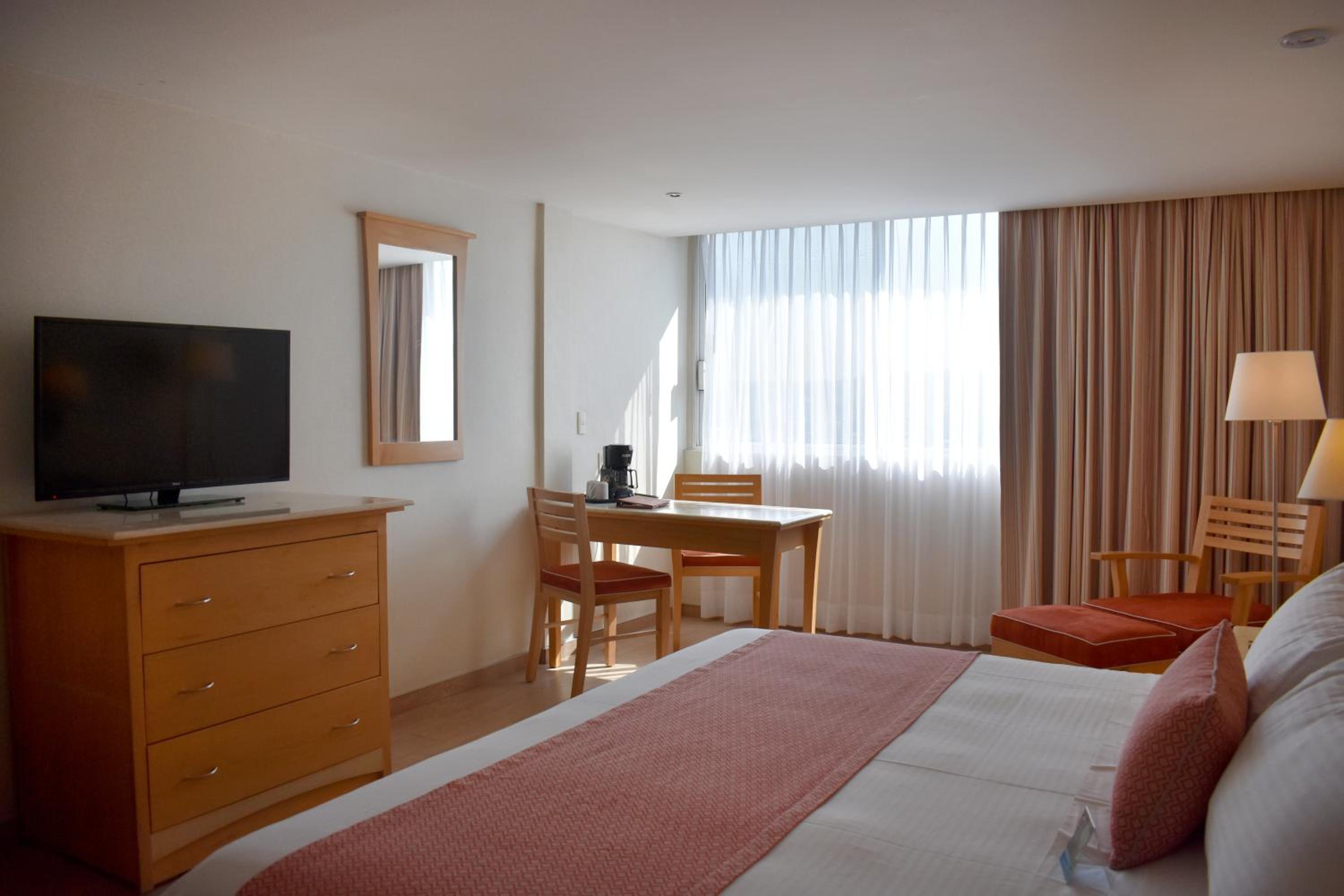 Standard Queen Room - Photo 7
