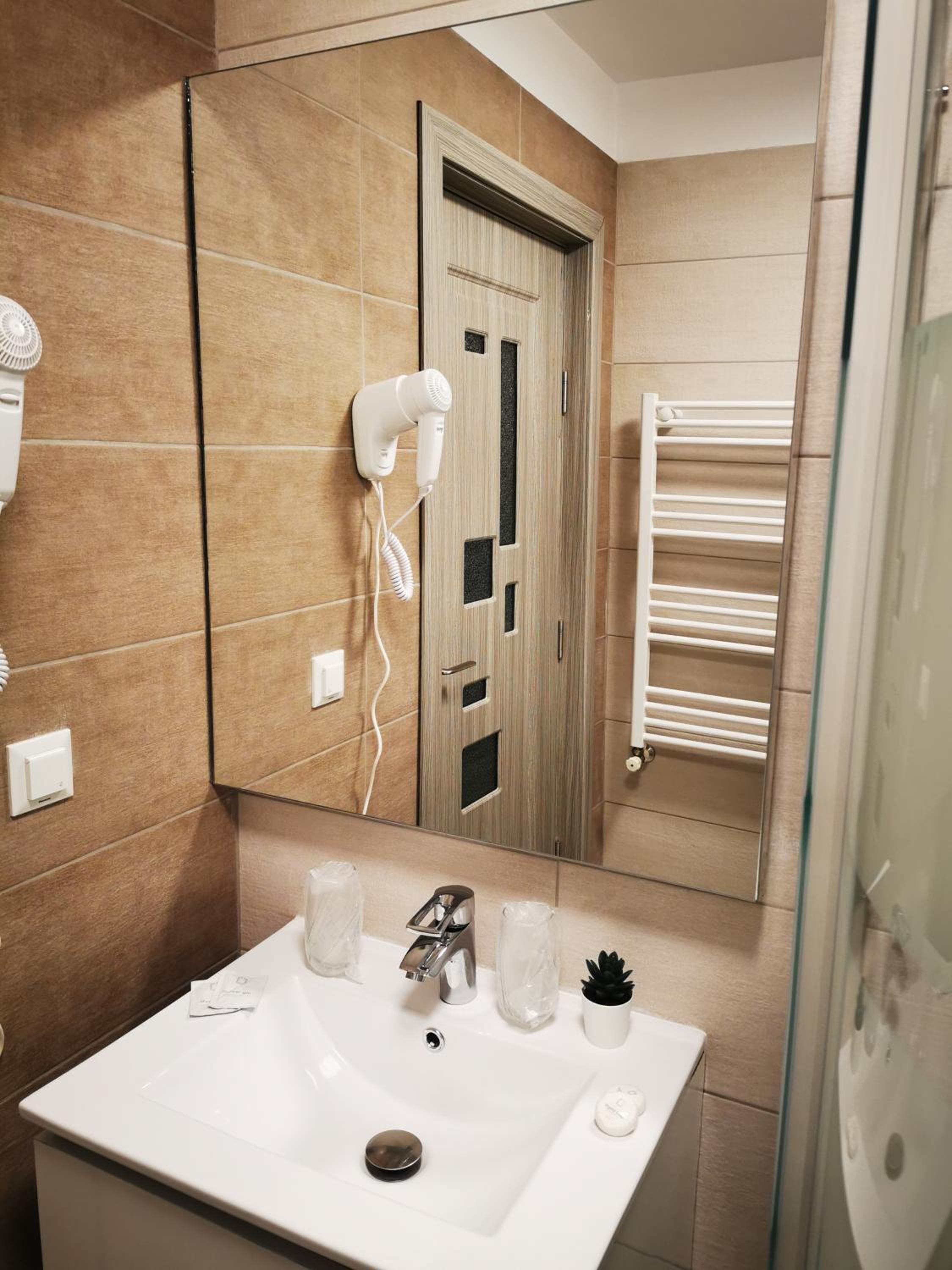 Double Room with Private Bathroom - Photo 16