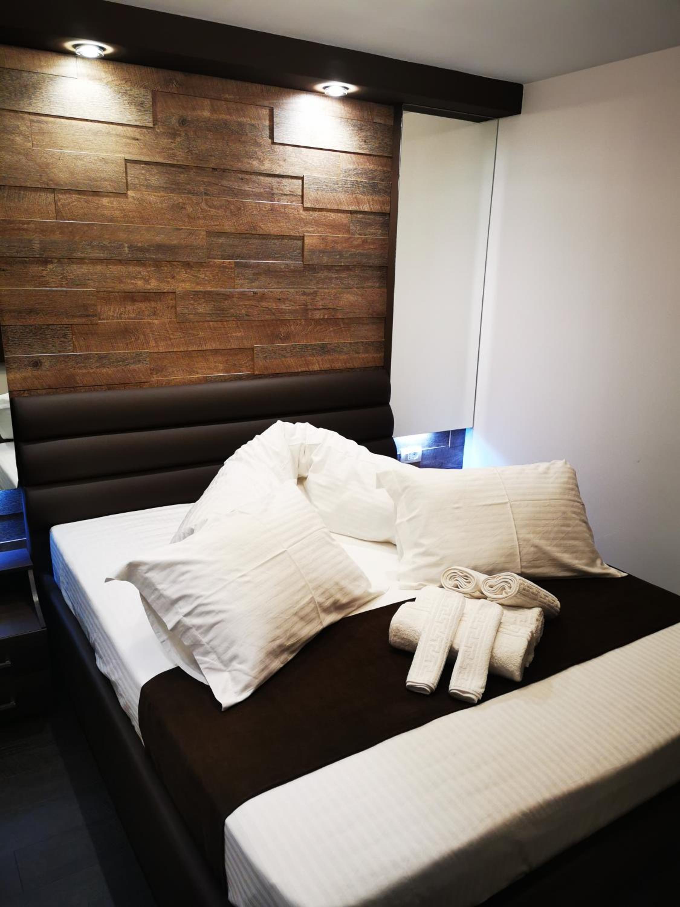 Double Room with Private Bathroom - Photo 17