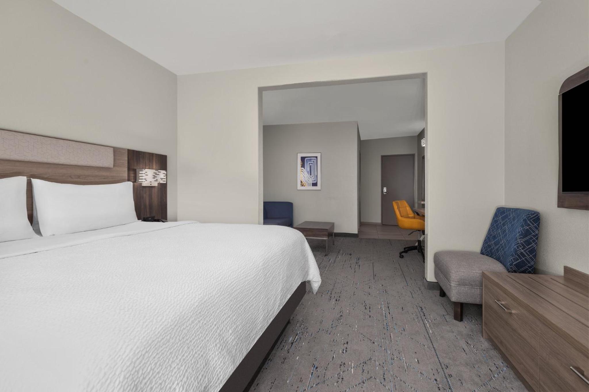 King Suite with City View photo 1