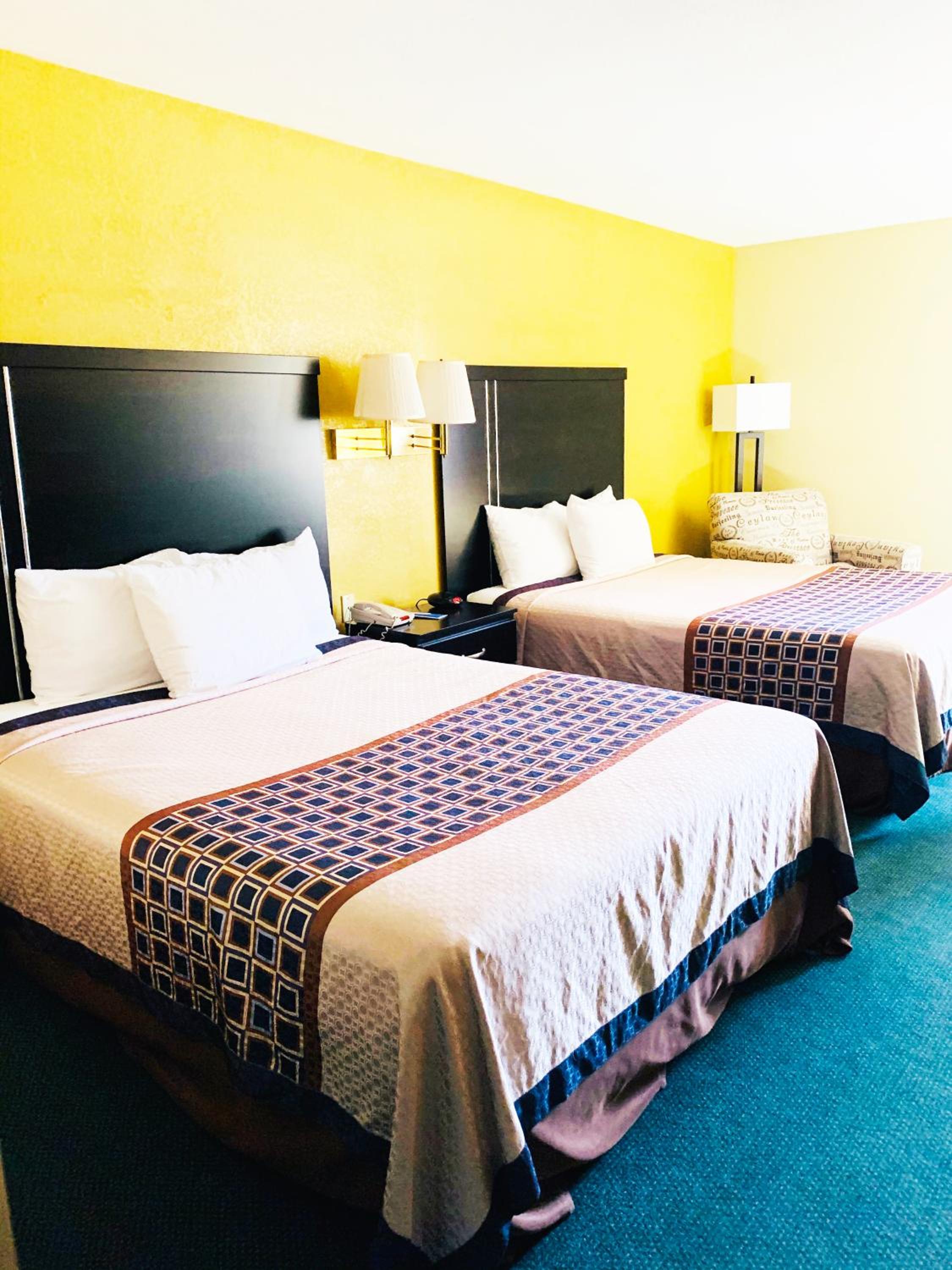 Queen Room with Two Queen Beds - Non-Smoking - Photo 1