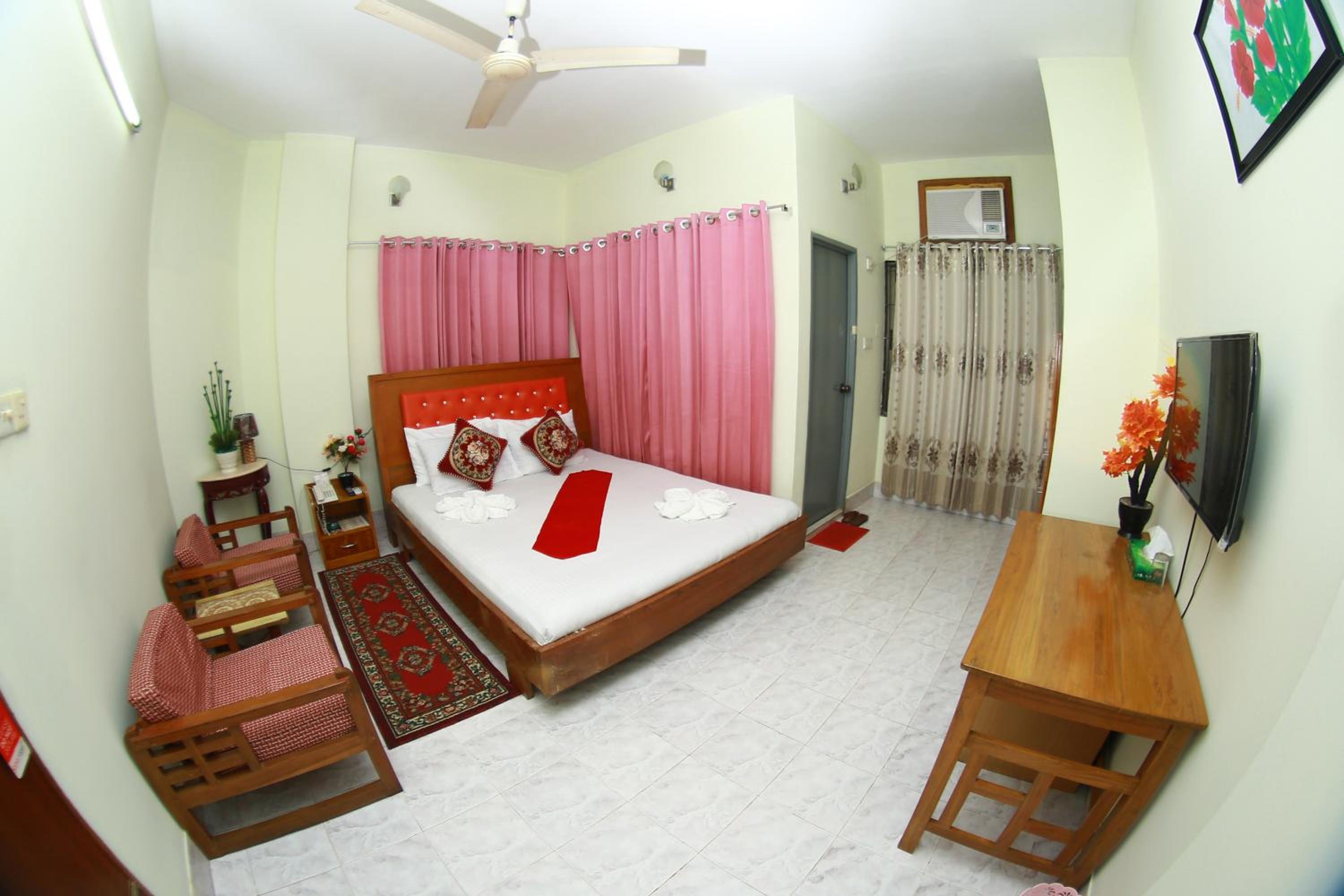Deluxe Double Room (2 Adults + 1 Child) photo 2