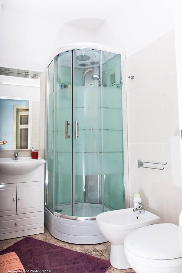 Double Room with Private Bathroom & Balcony - Photo 2