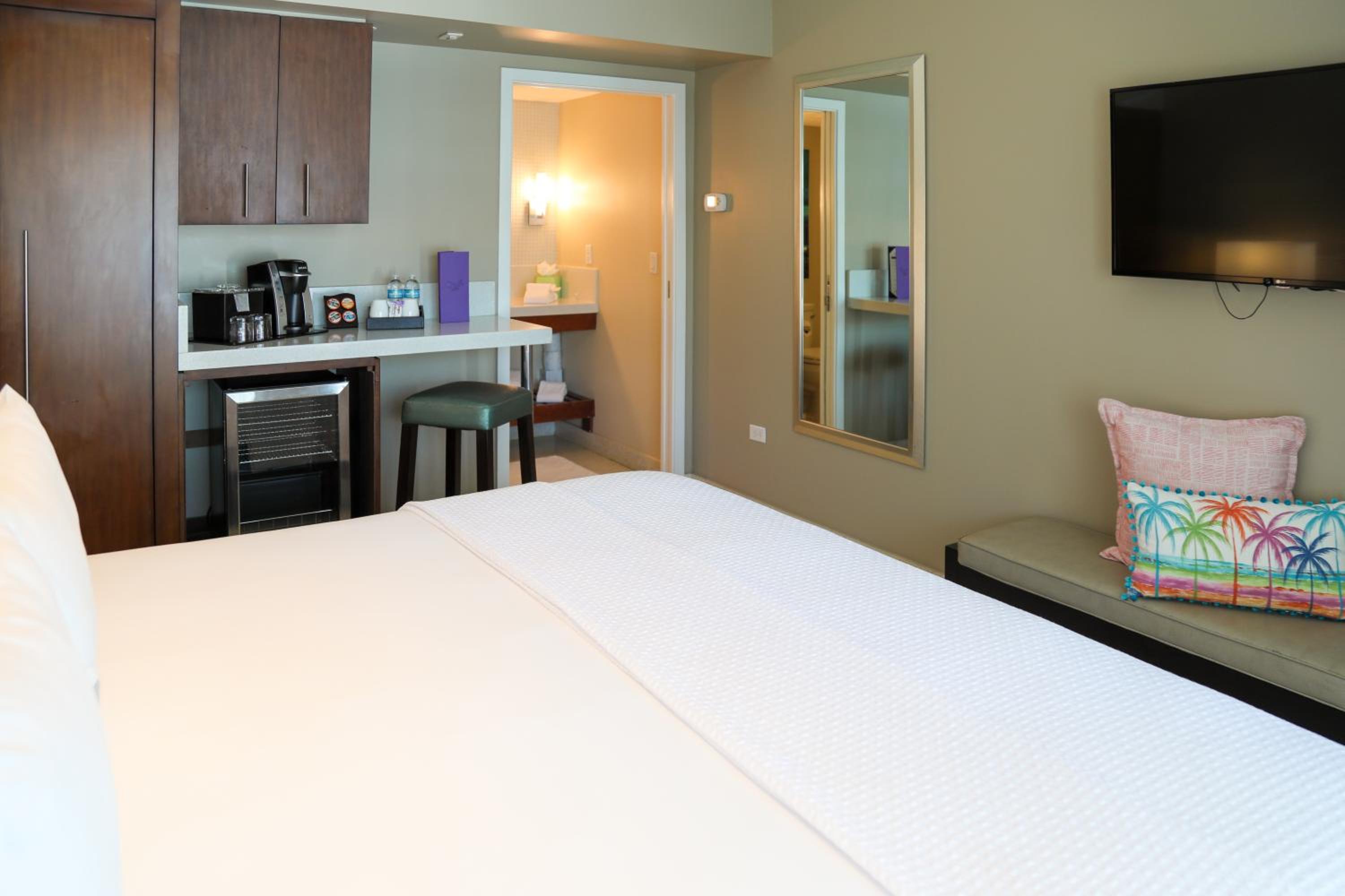 Deluxe King Room - Photo 8