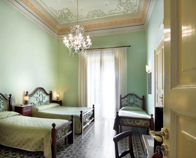 Triple Room with Balcony - Photo 15