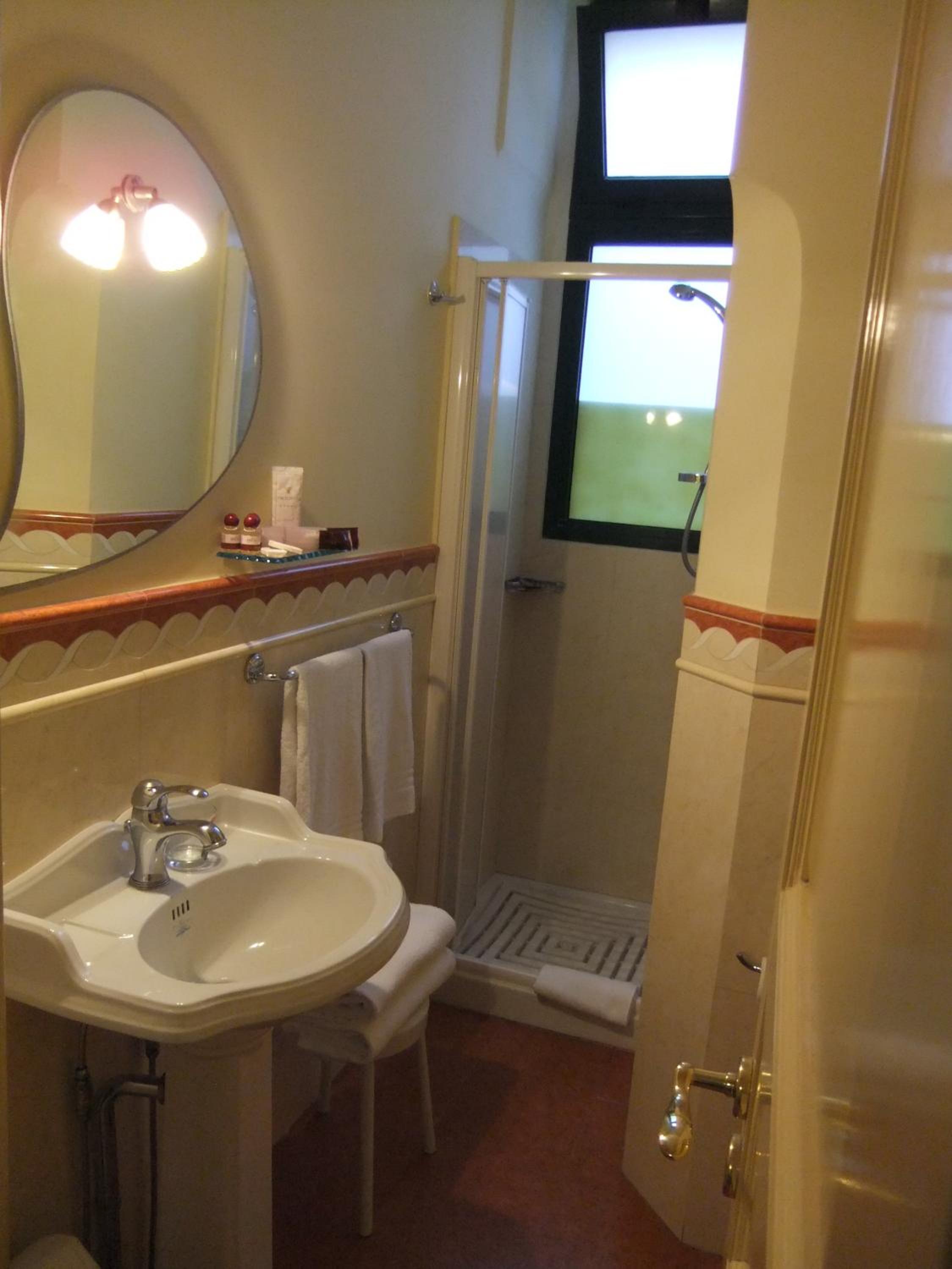 Triple Room with Balcony - Photo 9