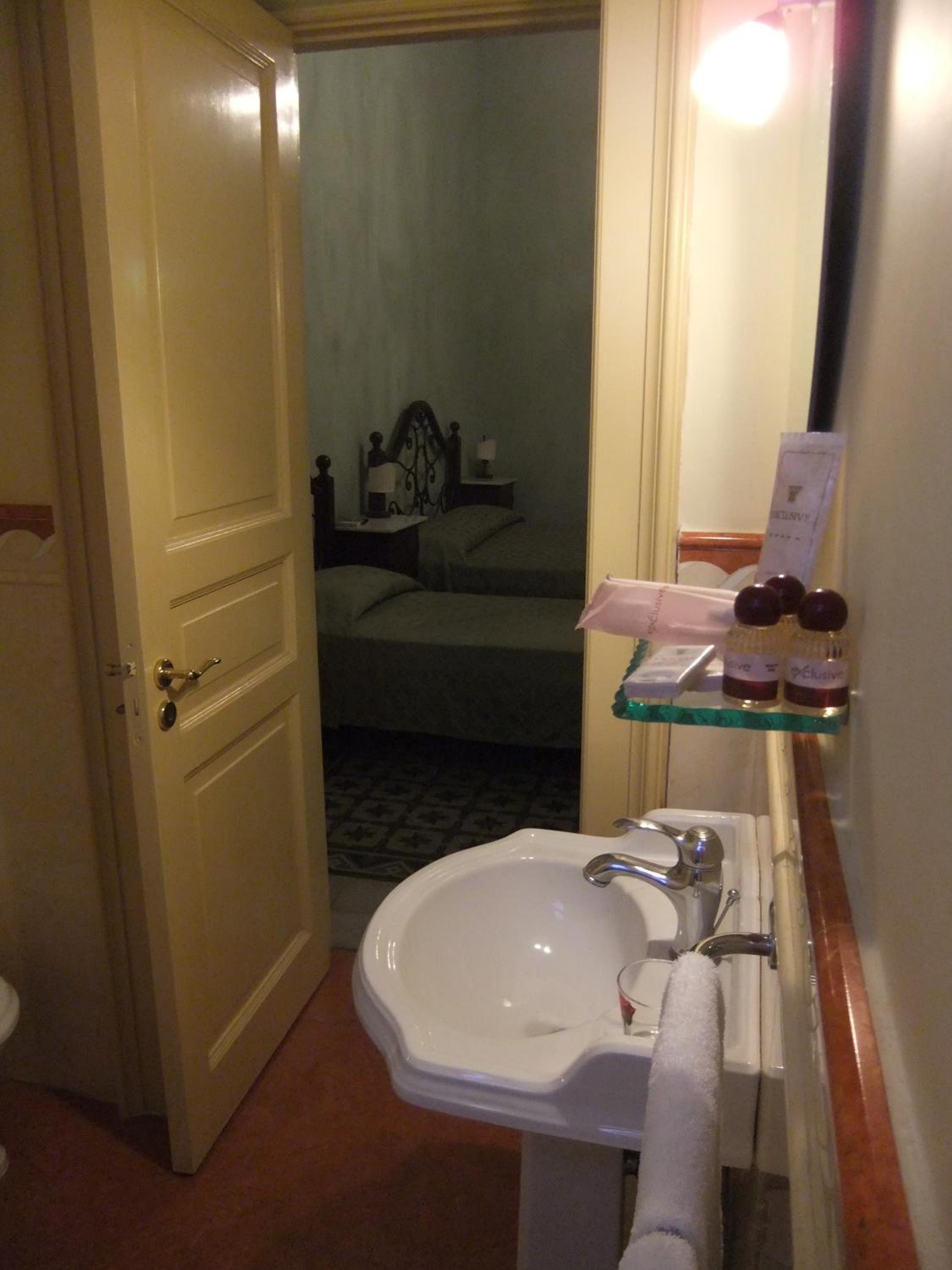 Triple Room with Balcony - Photo 8