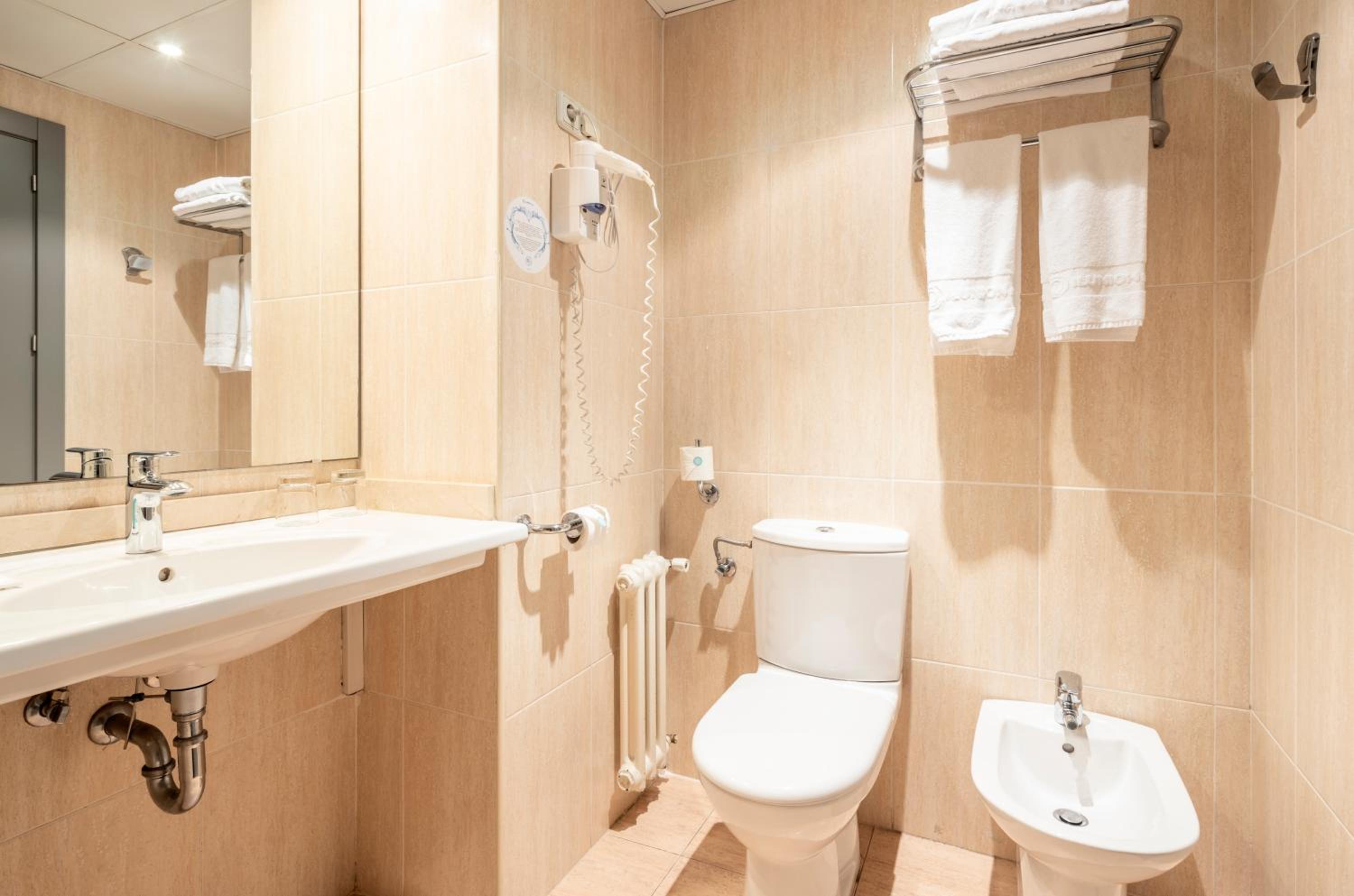 Classic Double or Twin Room - Photo 8
