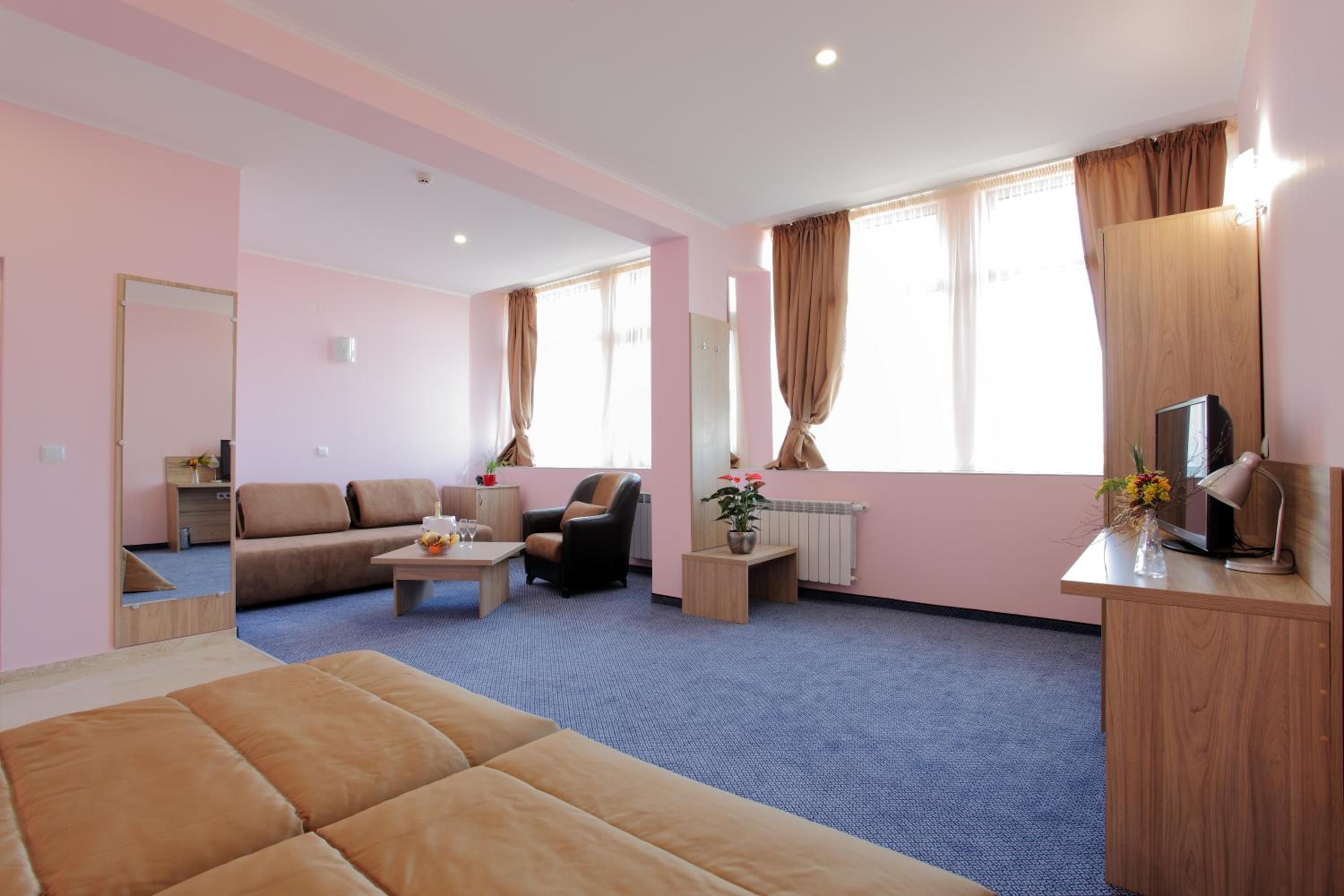Junior Suite with Free Parking (2 Adults + 1 Children) - Photo 1