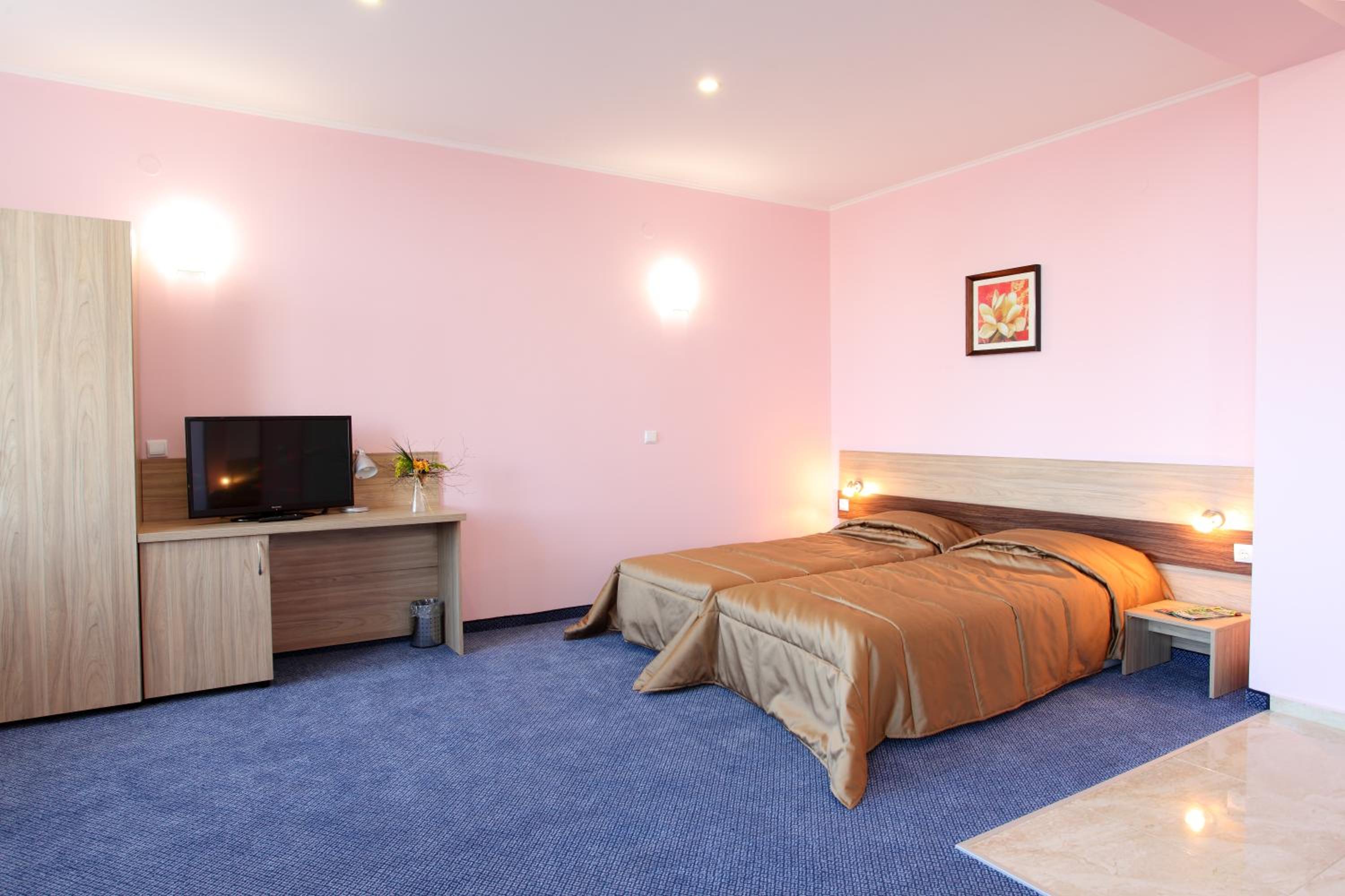 Junior Suite with Free Parking (2 Adults + 1 Children) - Photo 2