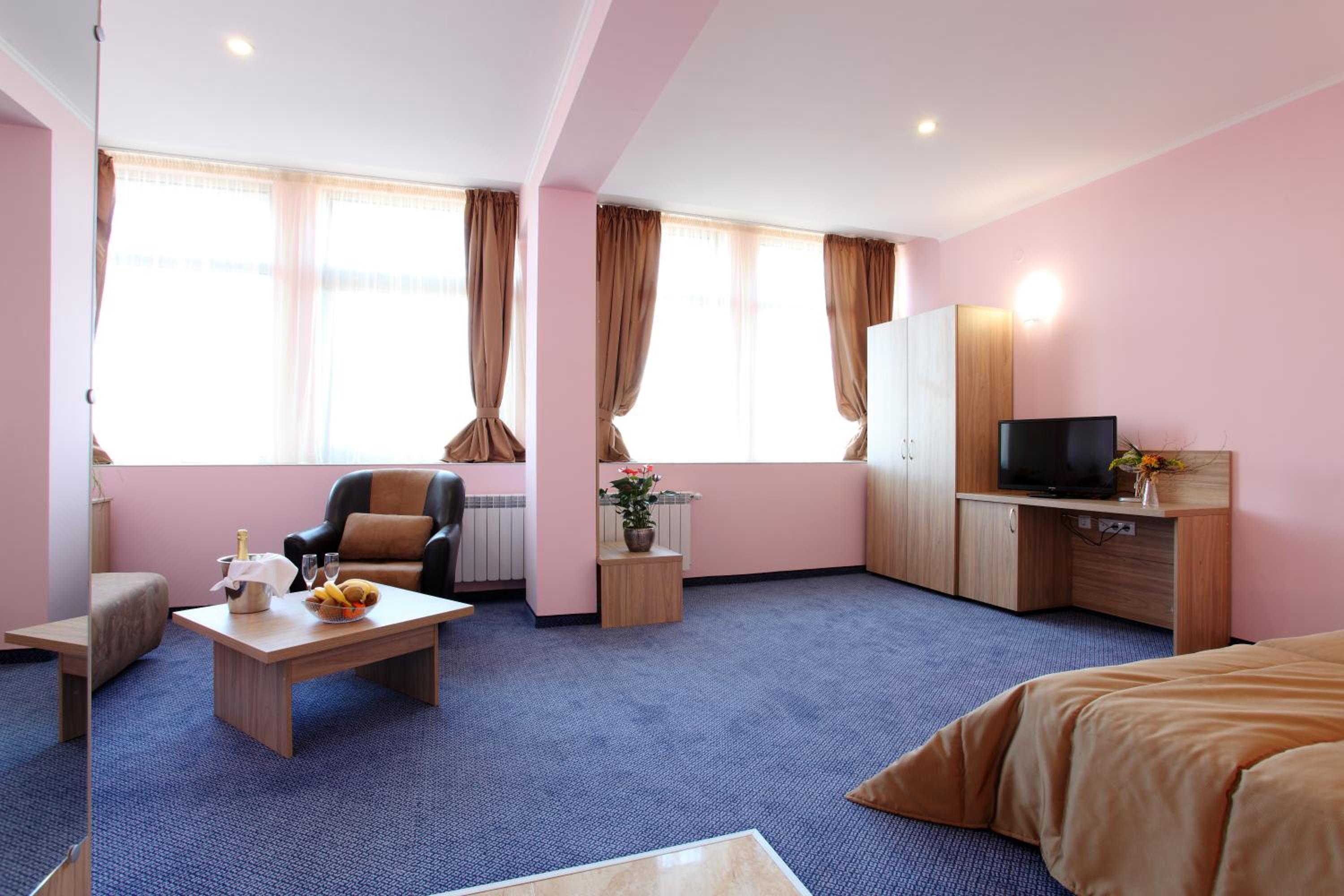 Junior Suite with Free Parking (2 Adults + 1 Children) - Photo 4