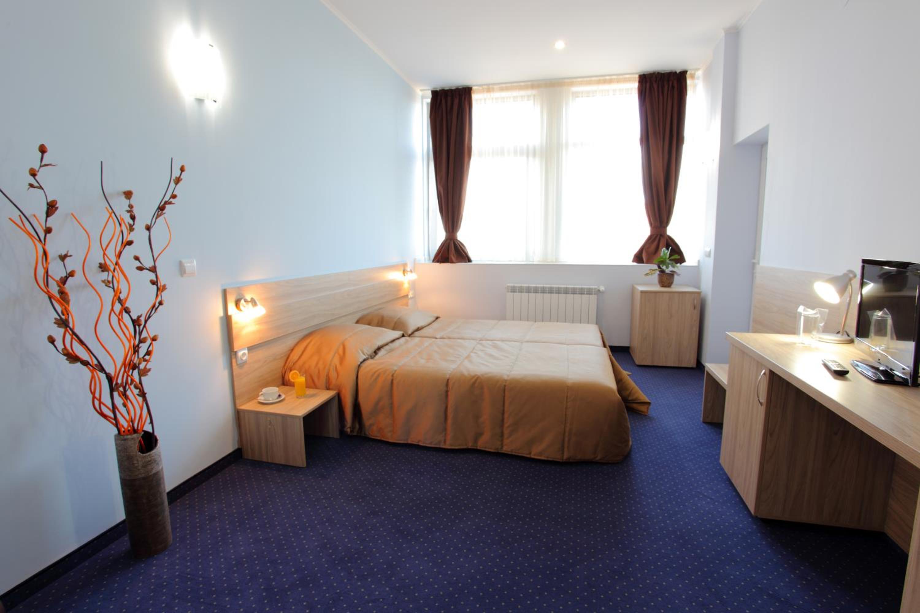 Deluxe Double Room with Free Parking (2 Adults + 1 Child) - Photo 1