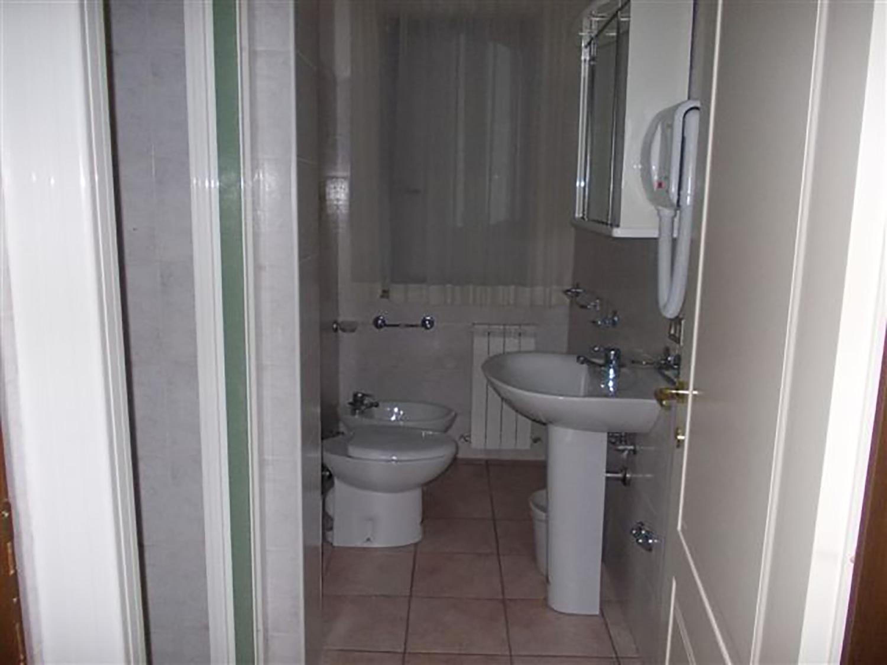 Quadruple Room with Bathroom - Photo 4