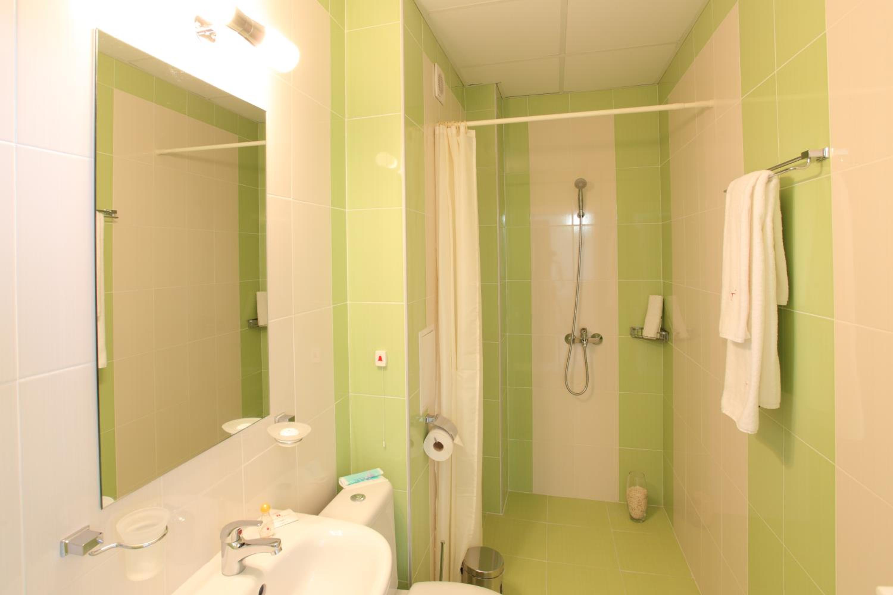 Deluxe Double Room with Free Parking (2 Adults + 1 Child) - Photo 3