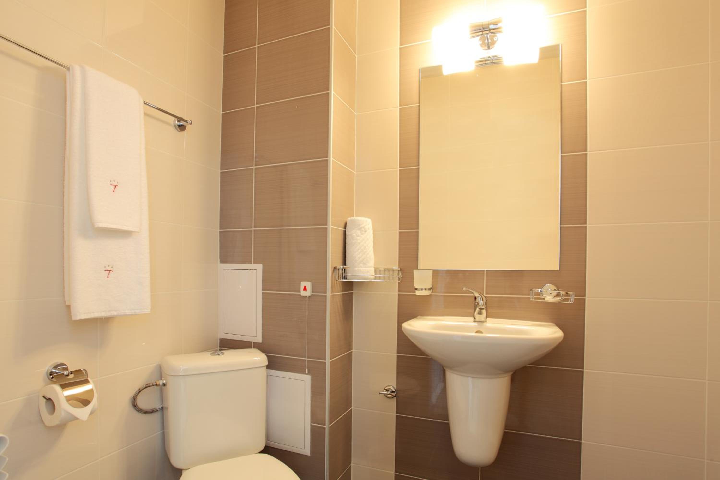 Standard Double Room with Free Parking - Photo 4