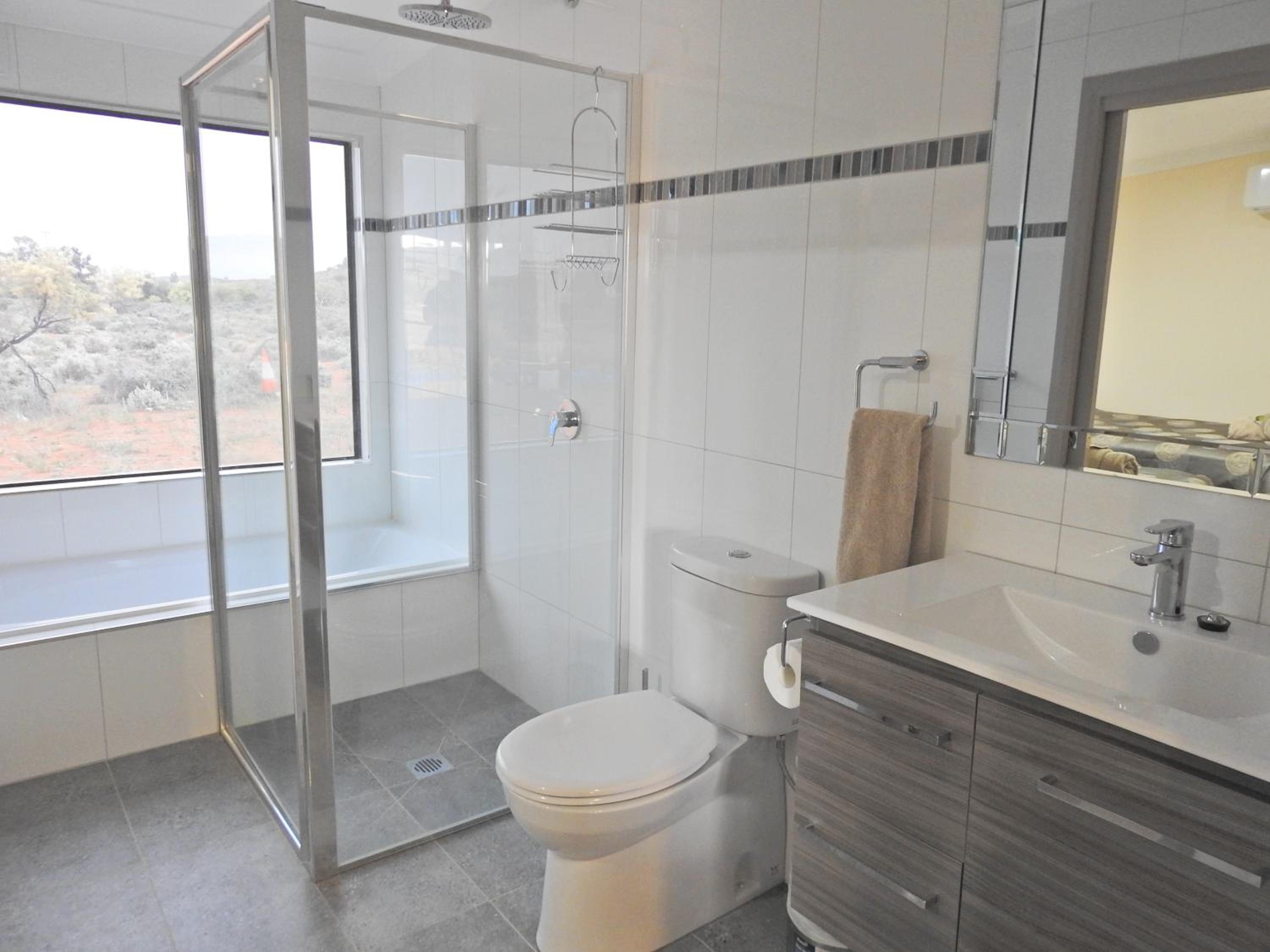 King Room with Balcony - Photo 5