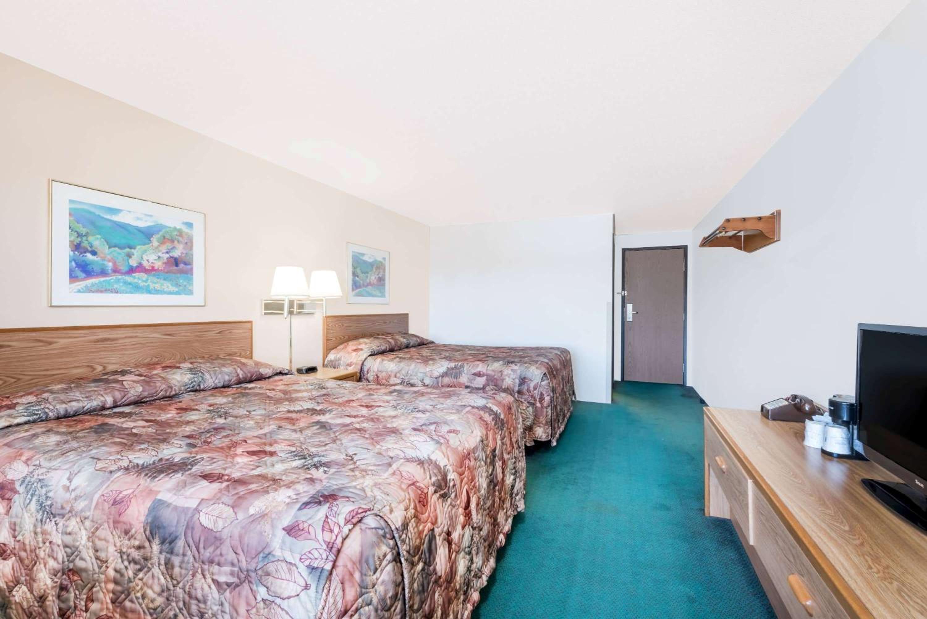 Queen Room with Two Queen Beds - Non-Smoking - Photo 5