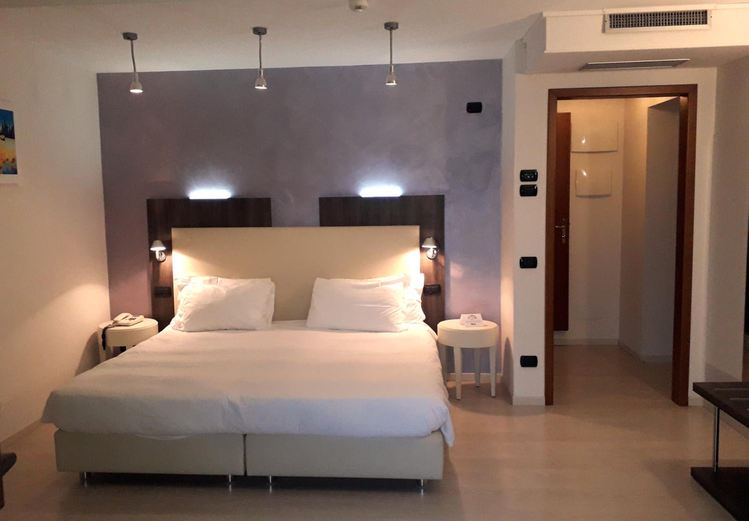 Double Room with Lake View - Photo 8