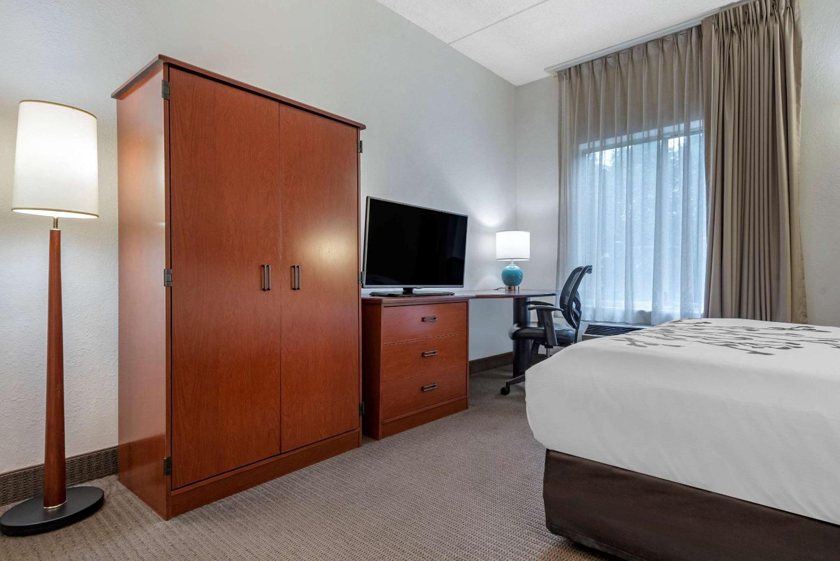 Standard King Room - Photo 2