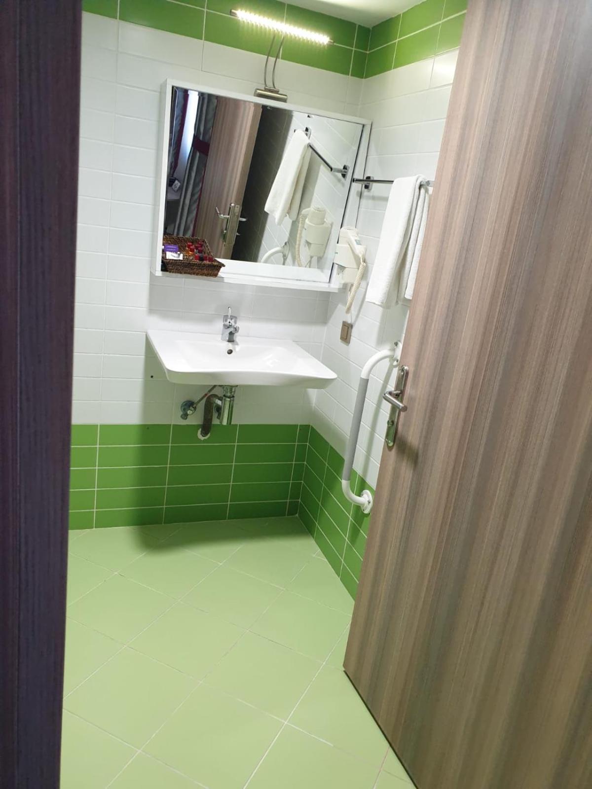 Double Room - Disability Access photo 2