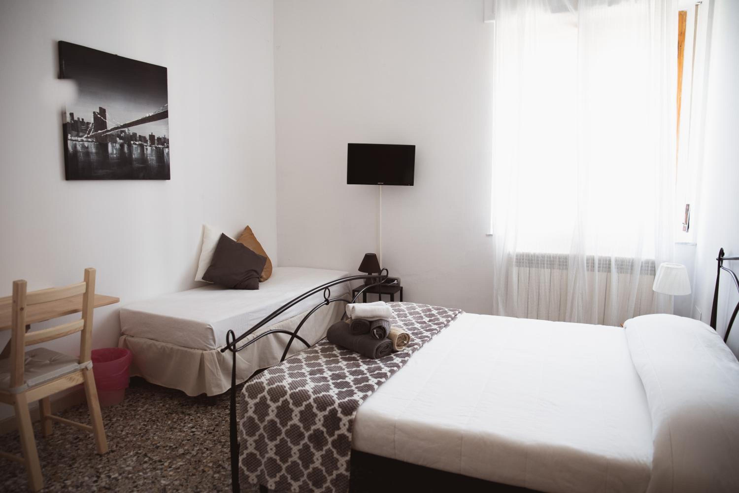 Double Room With Shared Bathroom photo 1