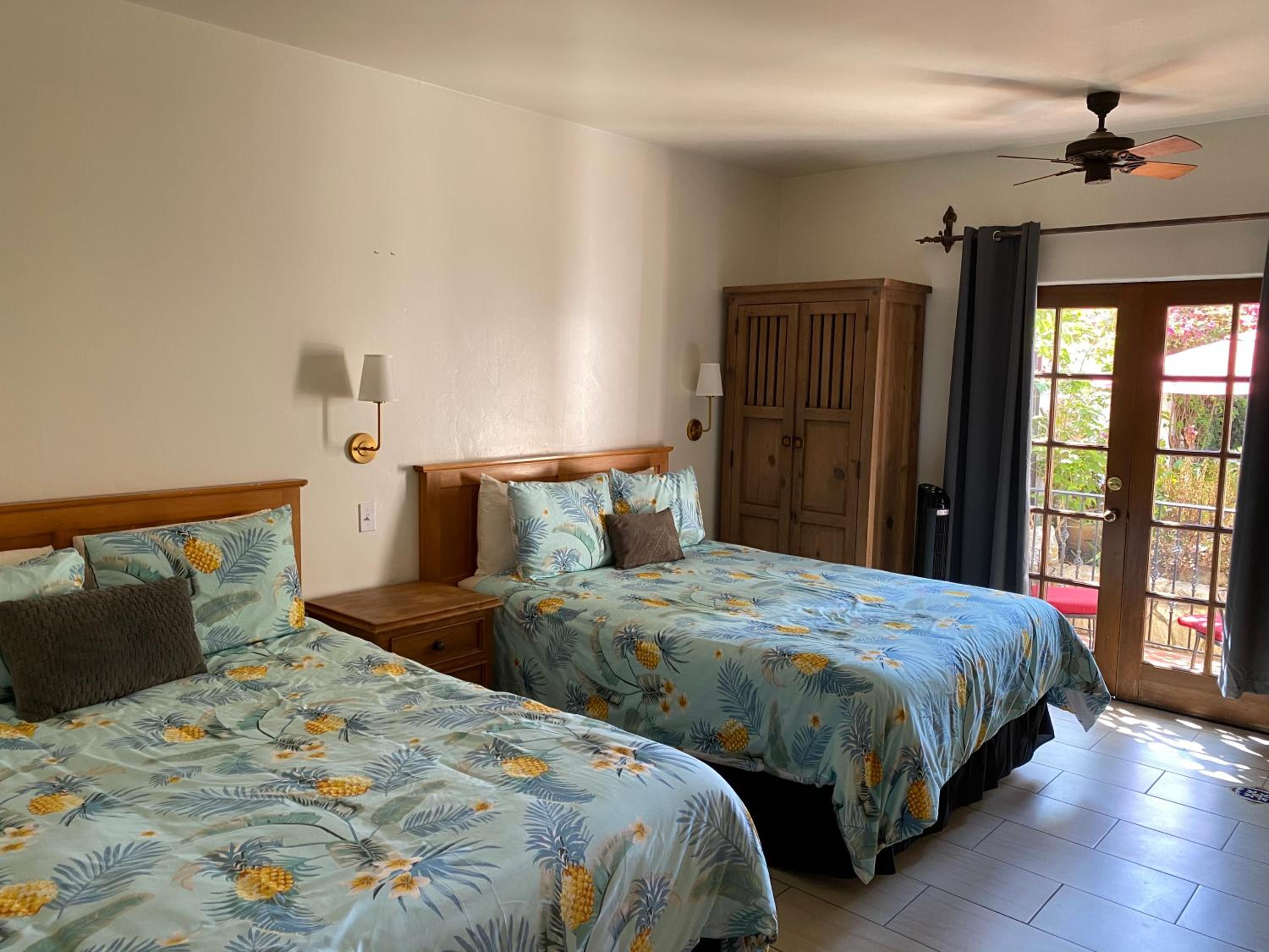 Queen Room with Balcony - Photo 10