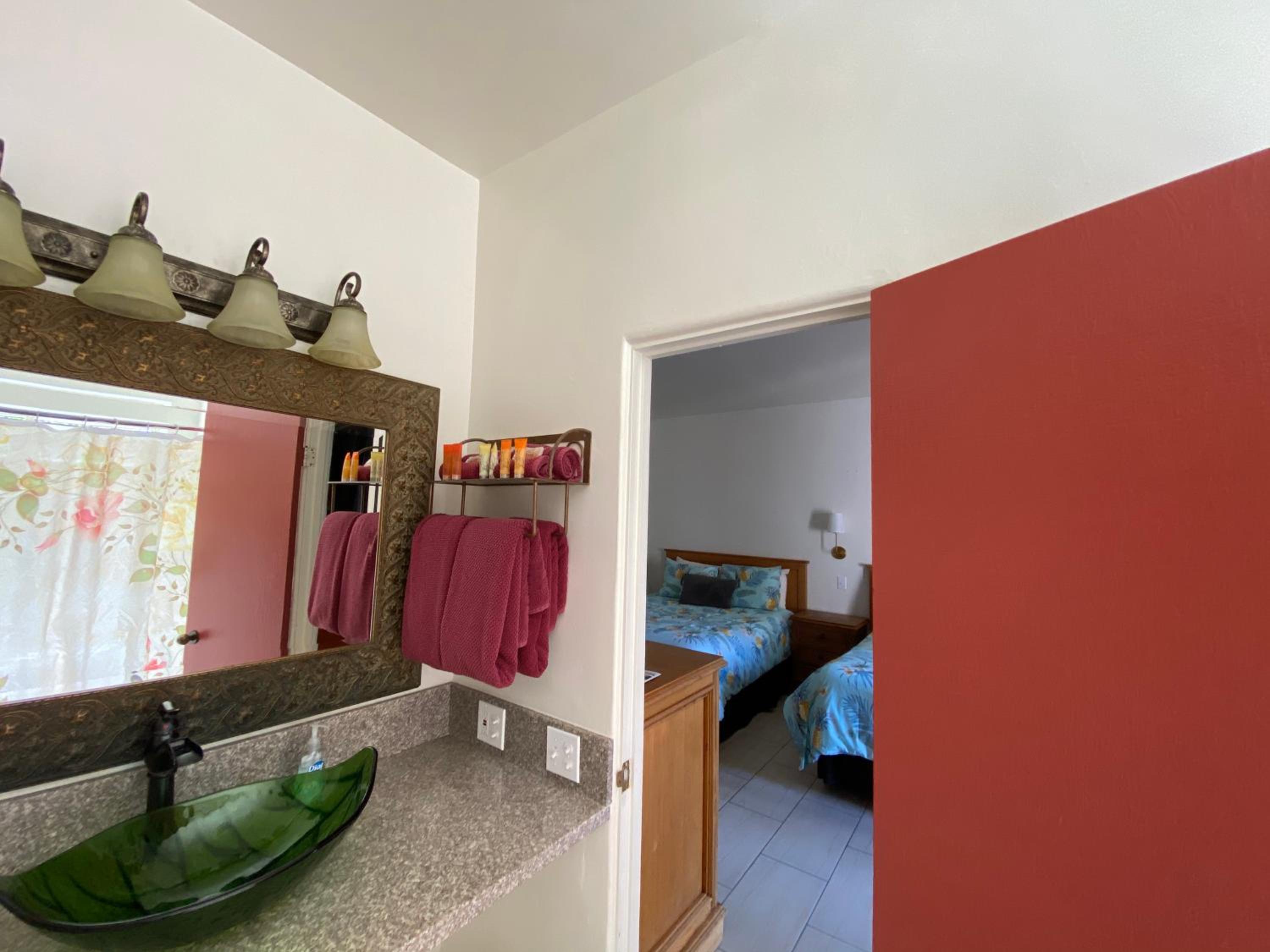 Queen Room with Balcony - Photo 14