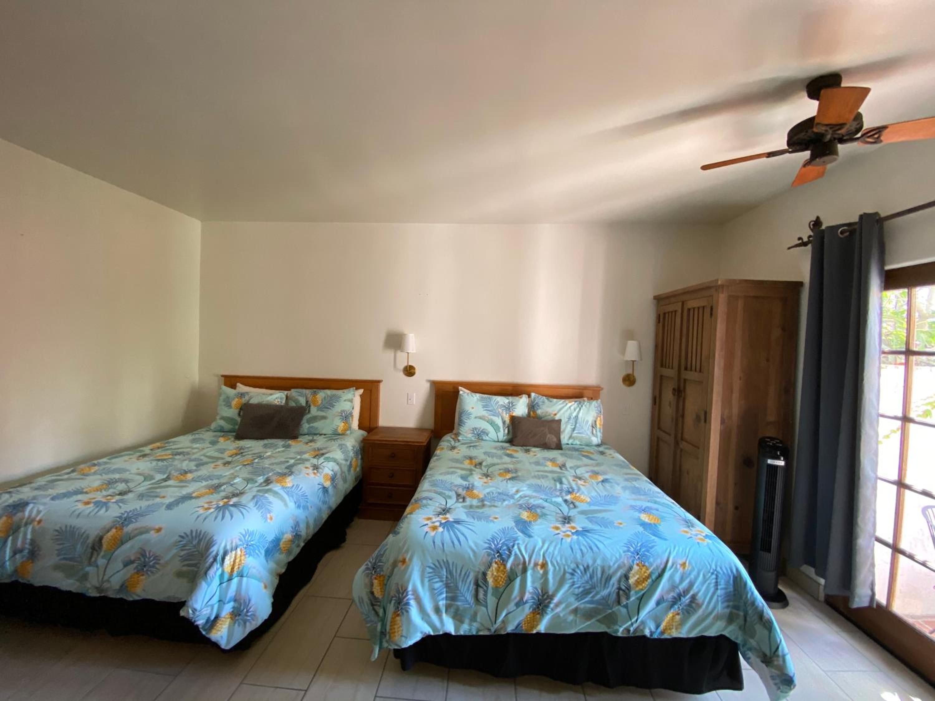 Queen Room with Balcony - Photo 15