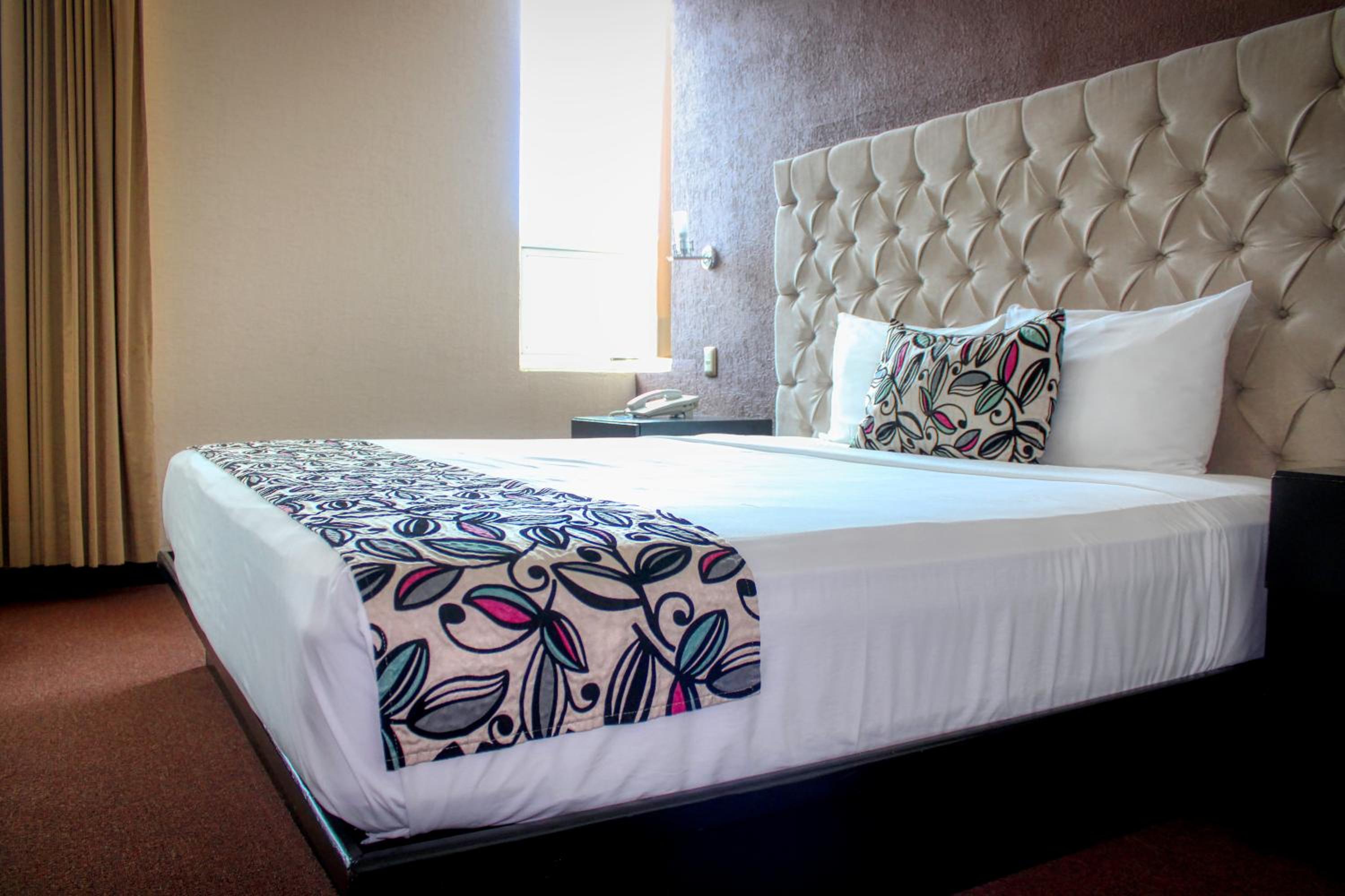 King Room - Non-Smoking - Photo 1