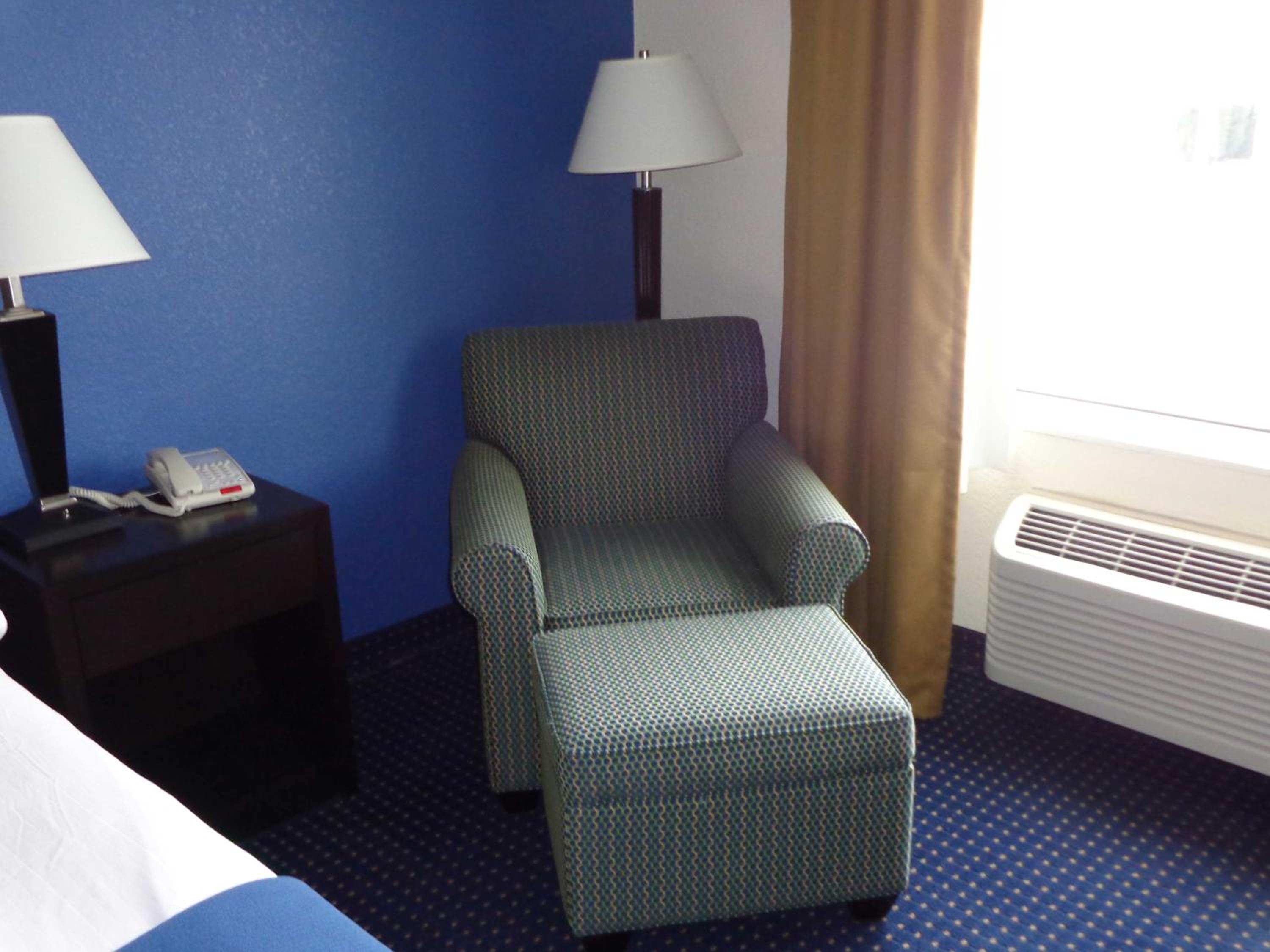 One-Bedroom King Suite - Photo 3