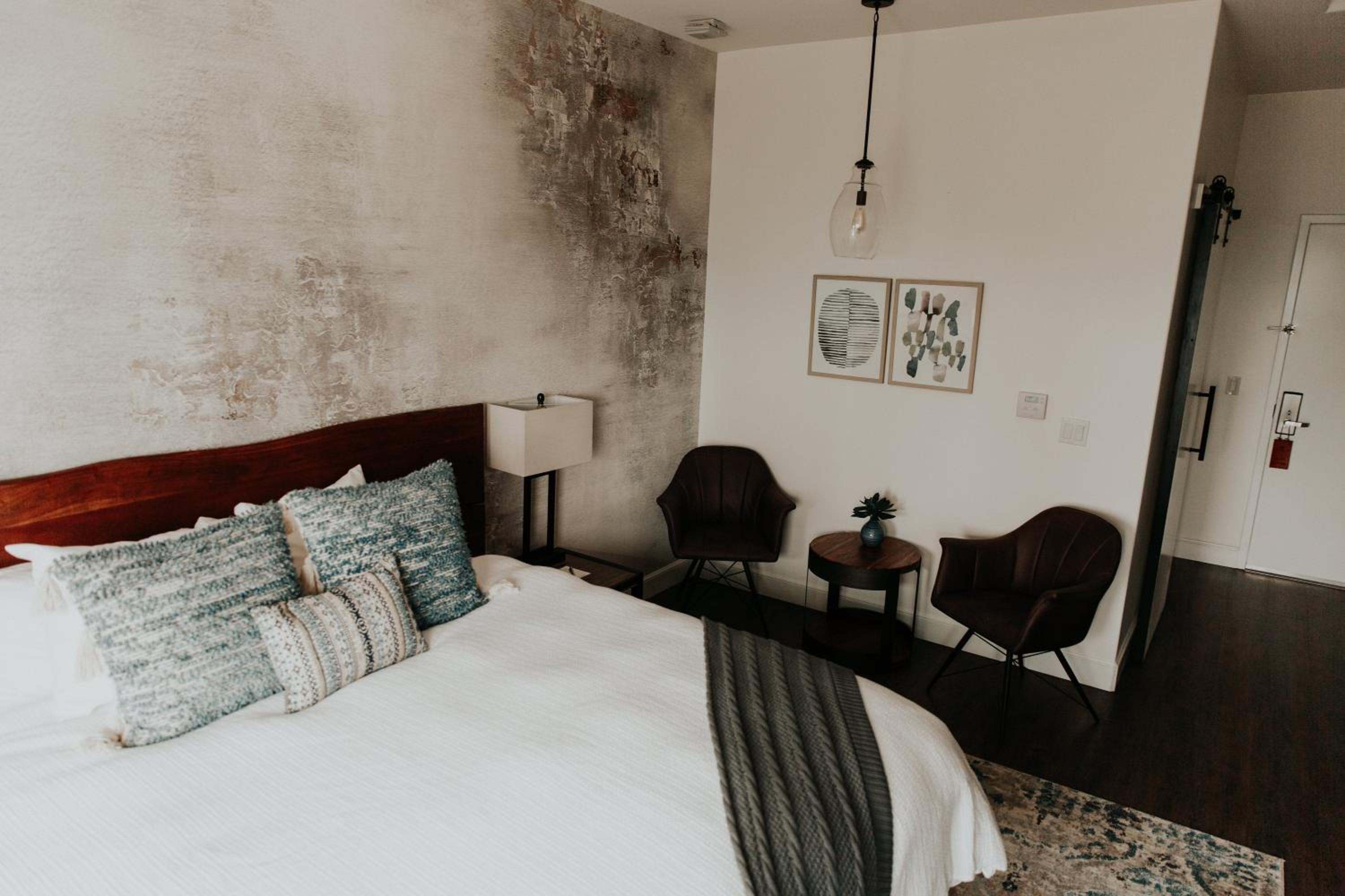 King Room with Balcony - Photo 8