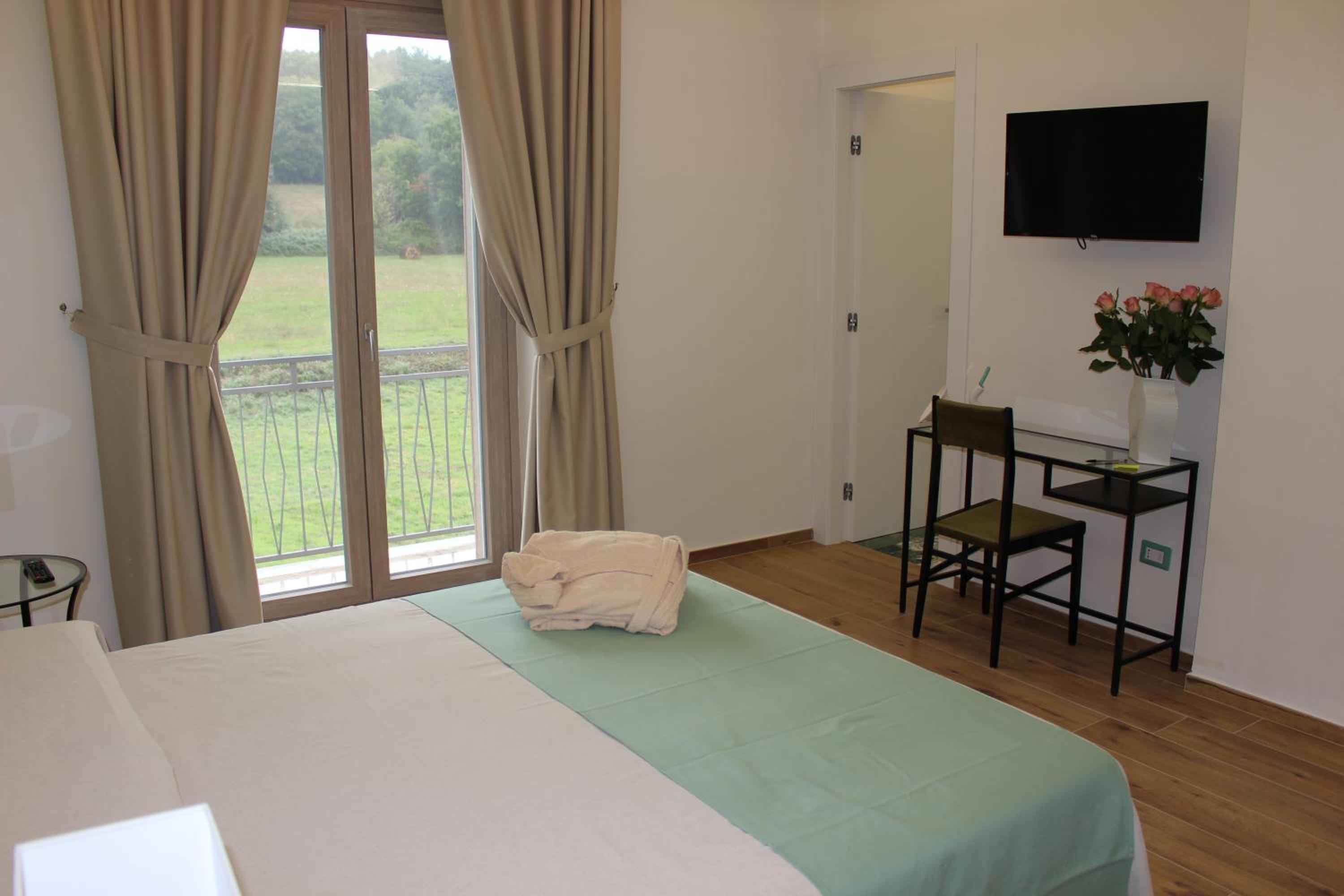 Double Room with Balcony - Photo 2