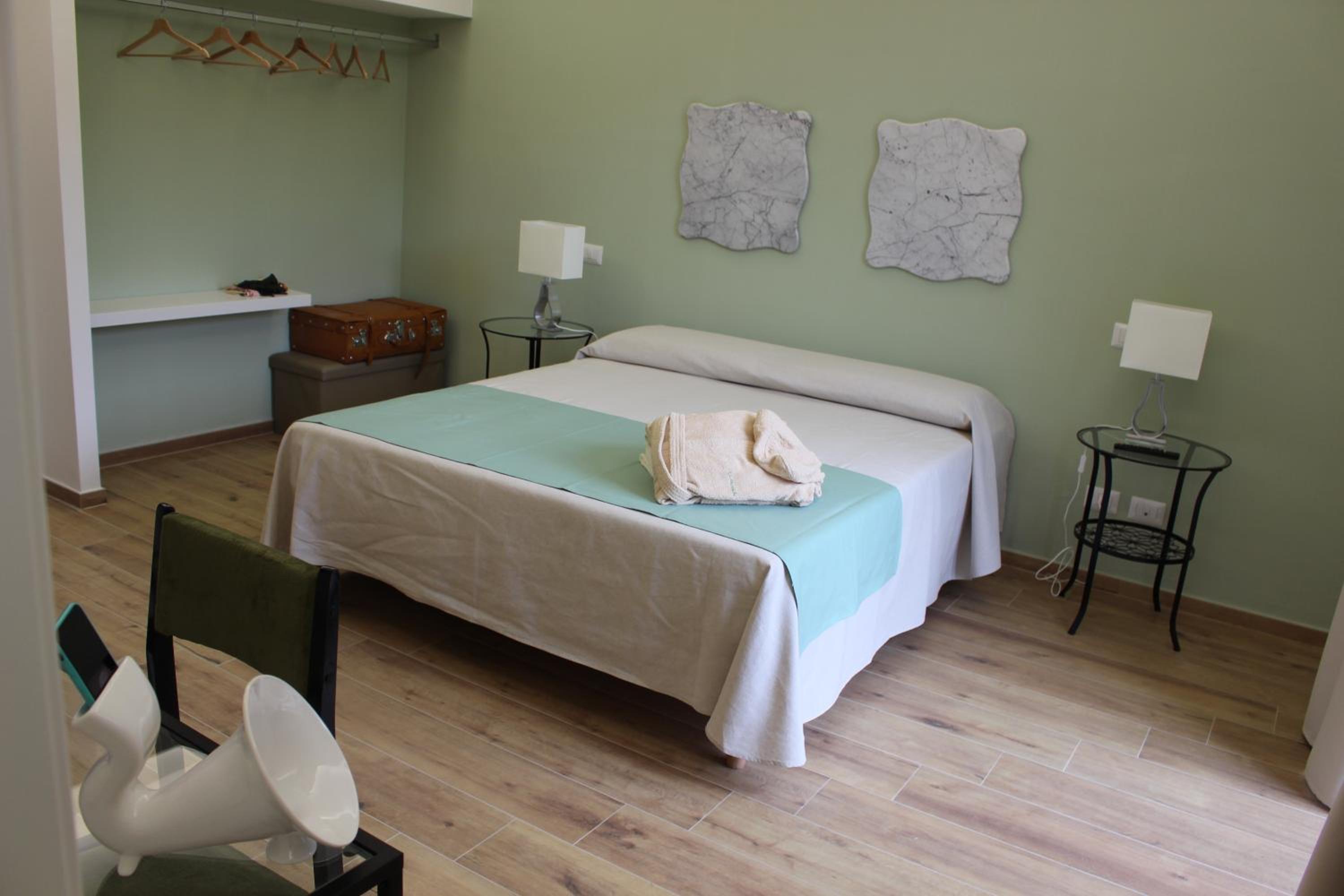 Double Room with Balcony - Photo 6