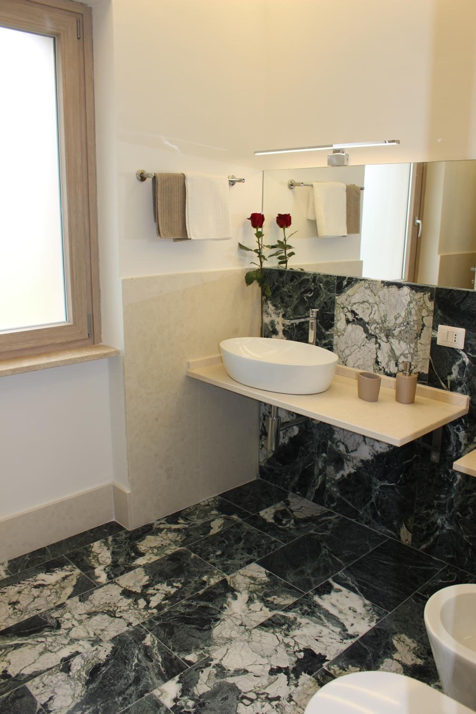 Double Room with Balcony - Photo 4