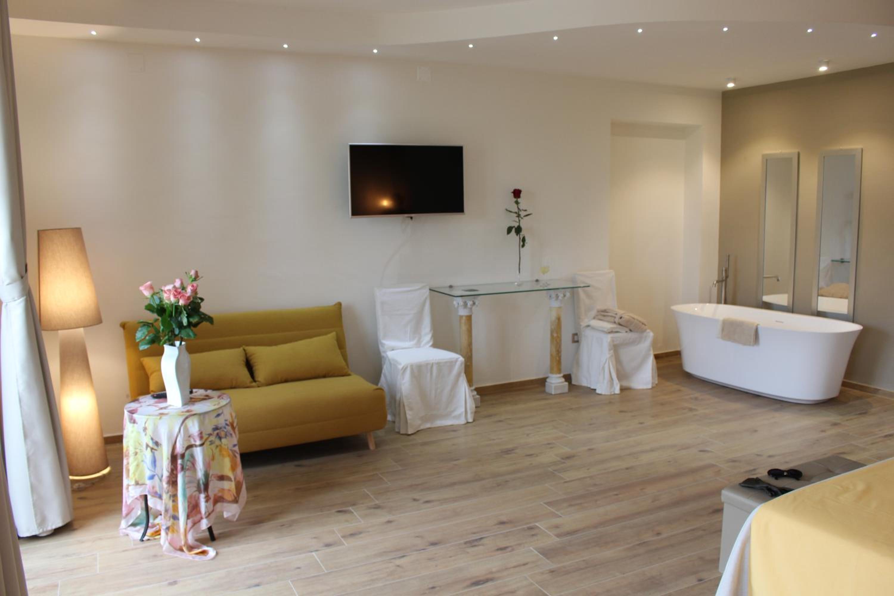 Deluxe Double or Twin Room - Photo 5