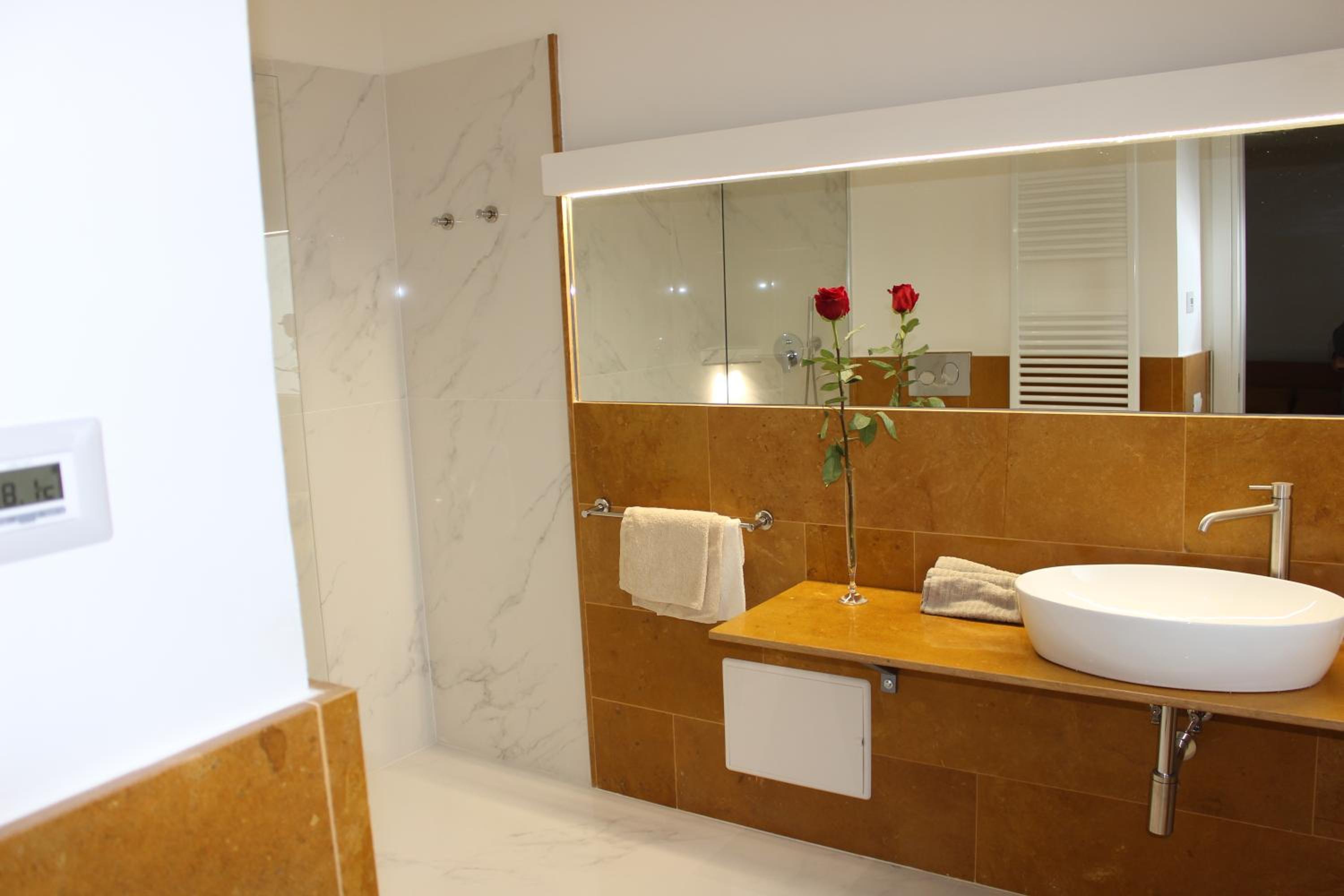 Deluxe Double or Twin Room - Photo 8